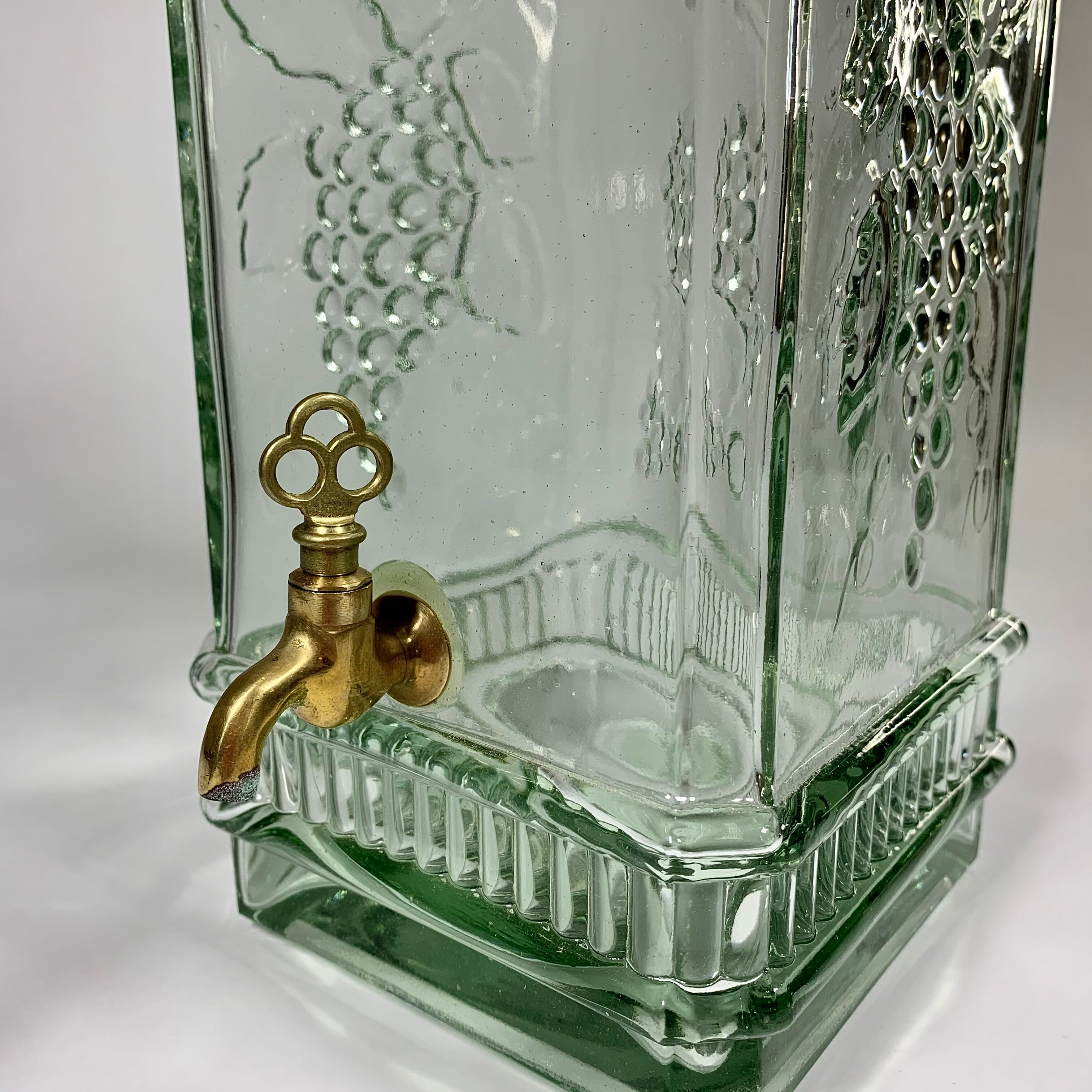 Quadrangular glass fountain and brass tap