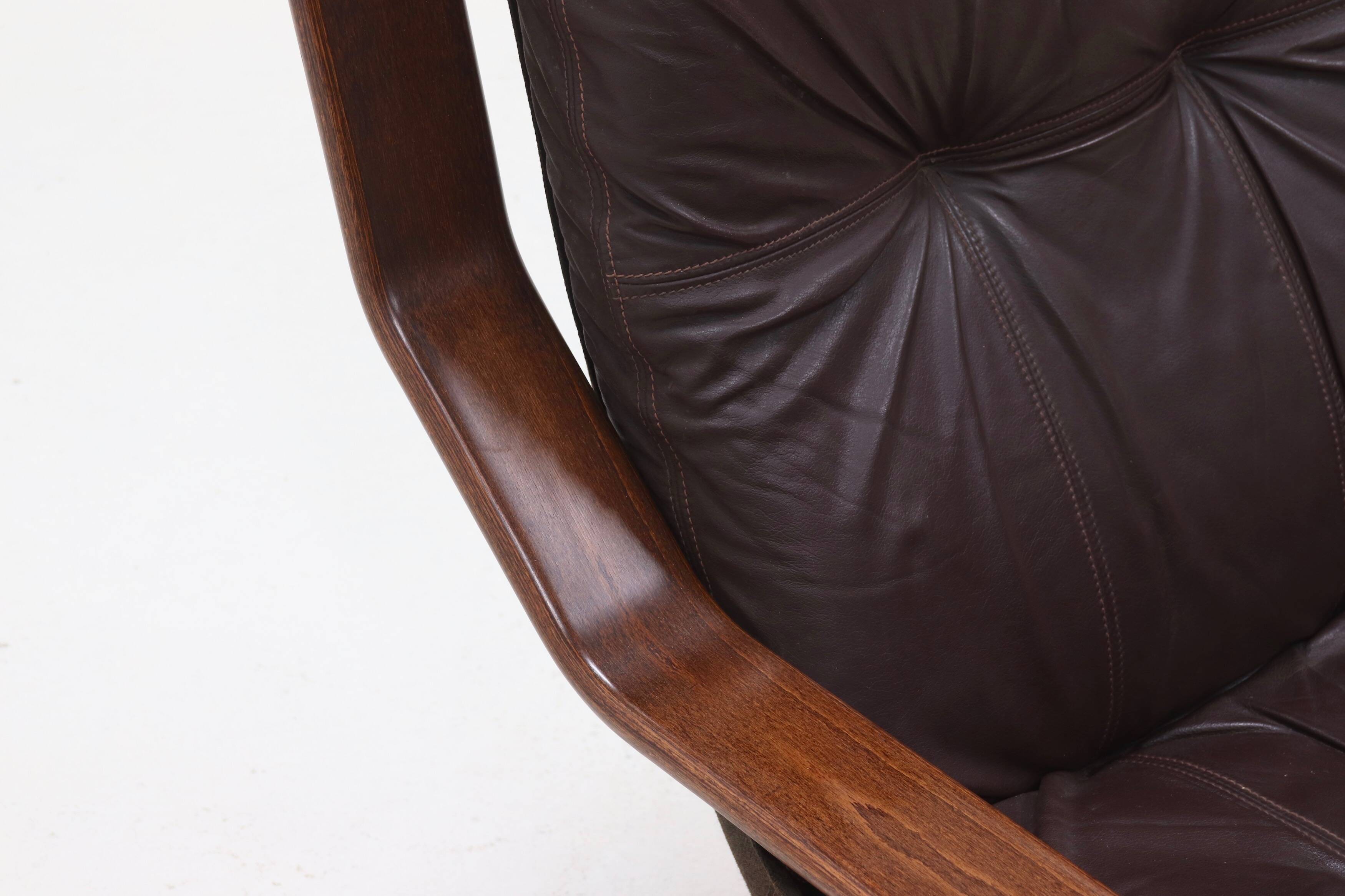 Fauteuil lounge scandinave en bois courbé et cuir 1960