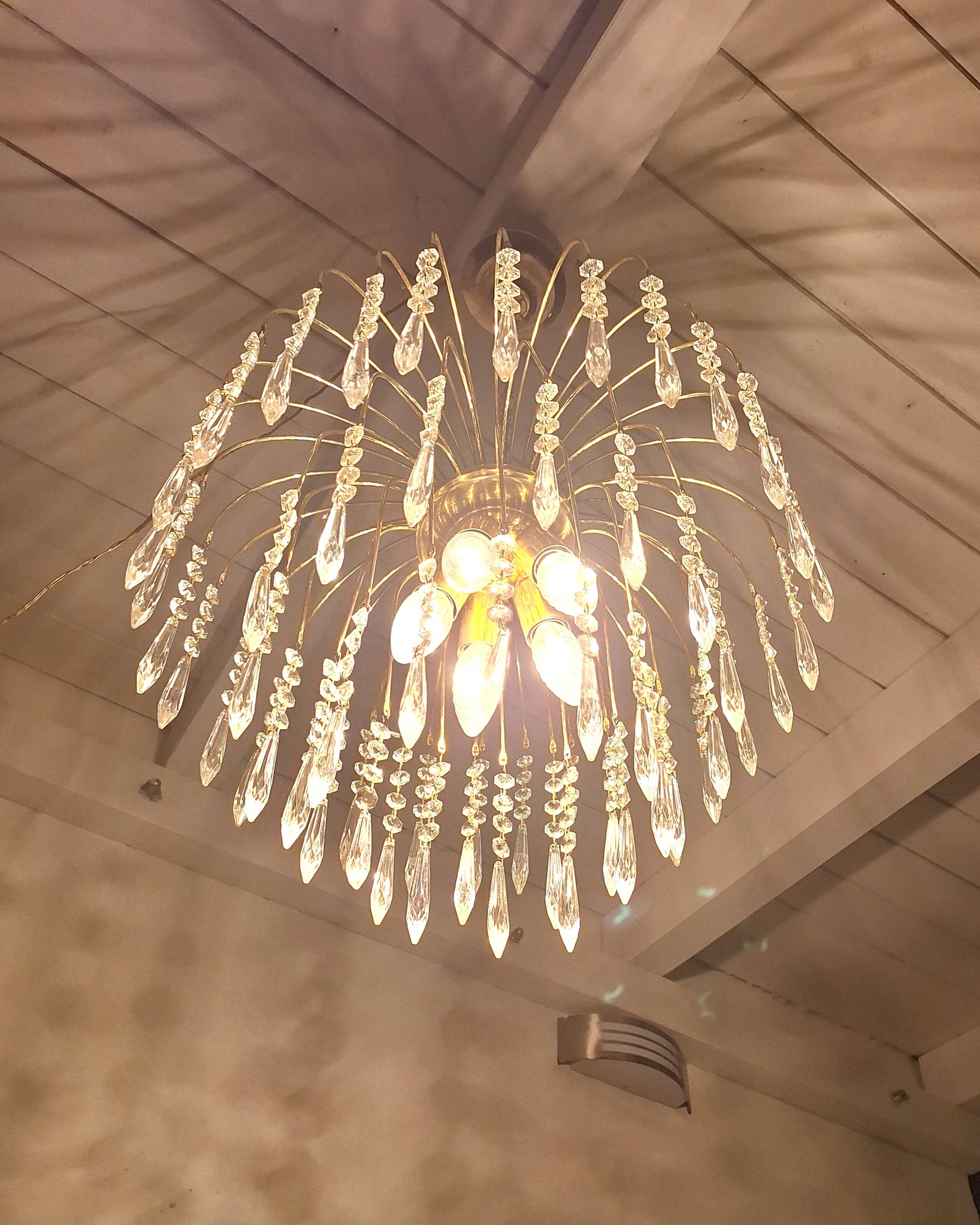 Lustre cascade italien des années 1950 – Métal doré et prismes en verre