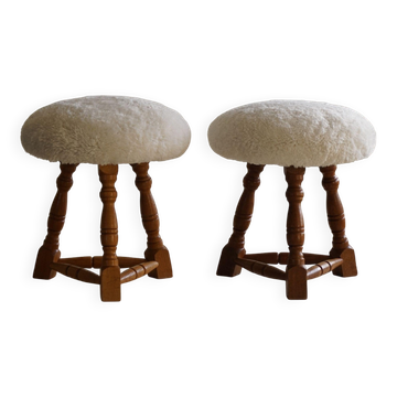 Moderne danois, une paire de tabourets tripode, sièges retapissés en laine d'agneau, années 1950