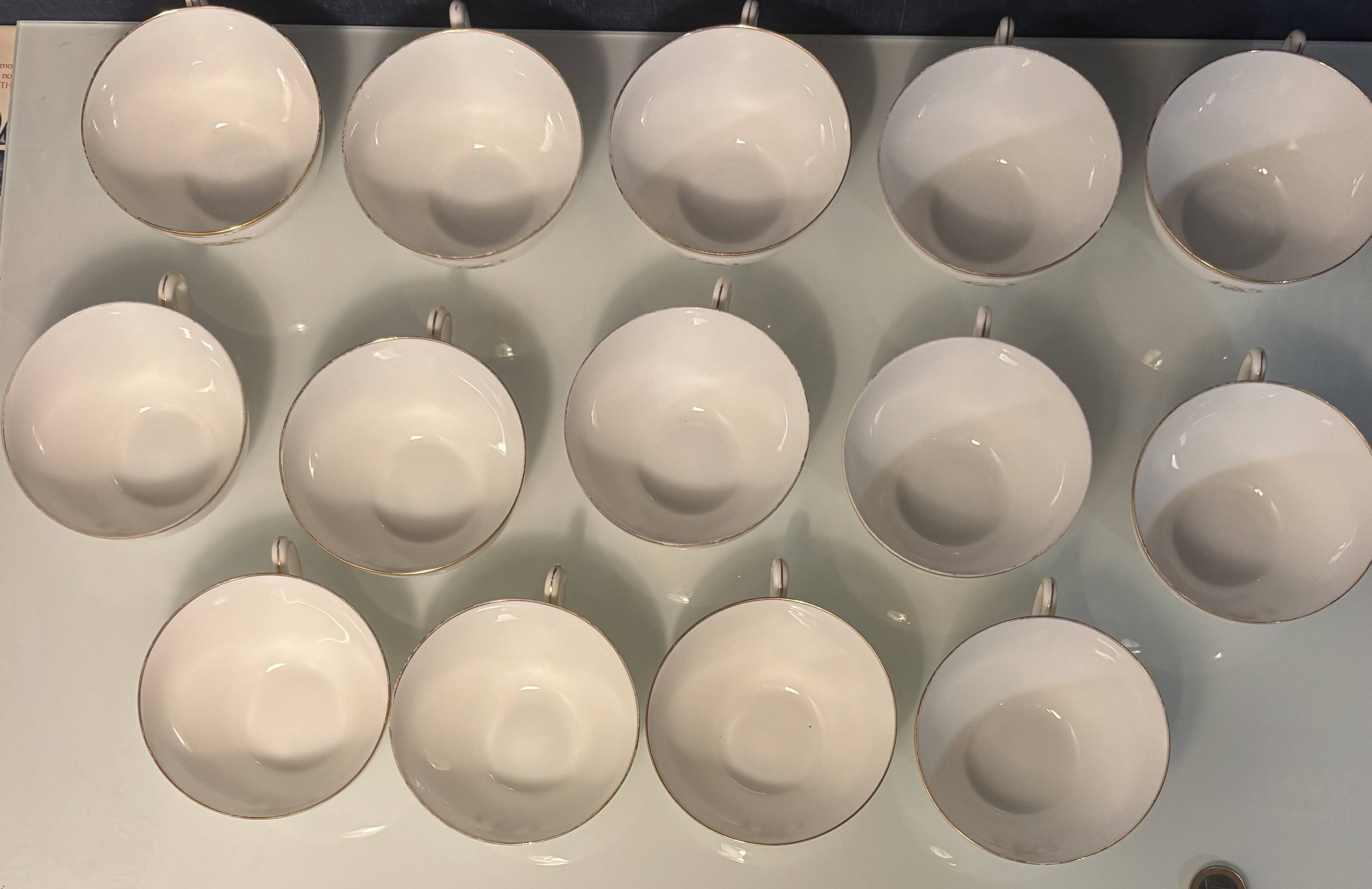 Service à thé en porcelaine (Limoges) 35 pieces monogrammè à liseré doré
