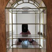 Vitrine en verre et laiton