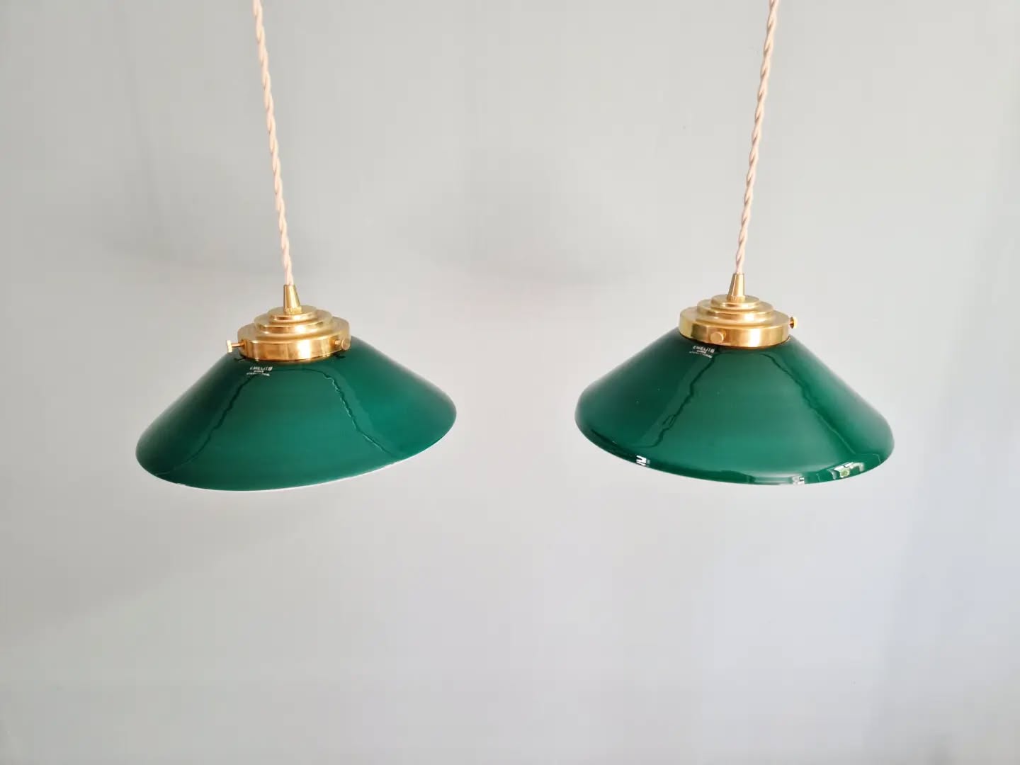 Duo de suspensions coniques en opaline verte, style Art Déco