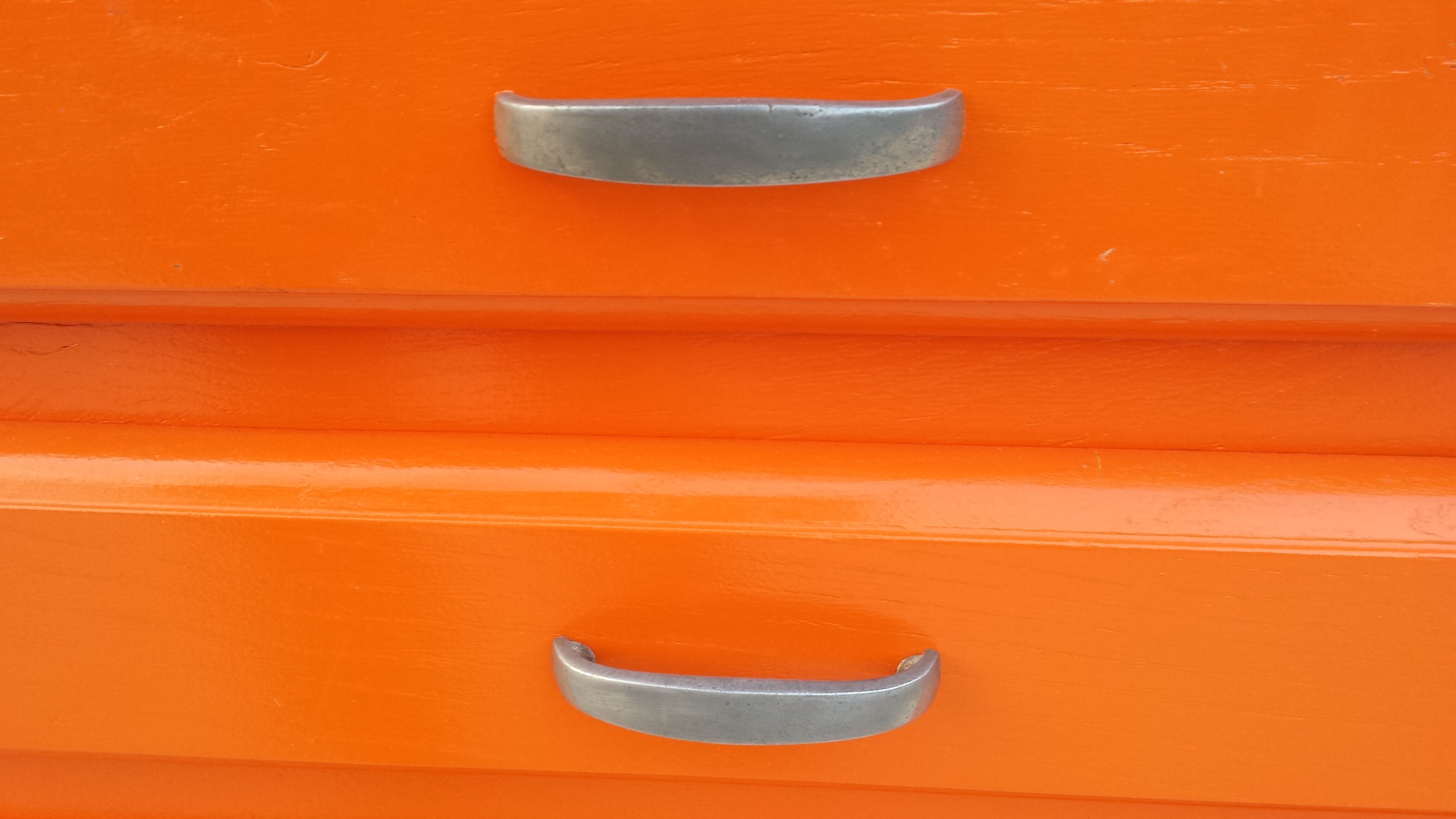 Buffet mado orange et inox