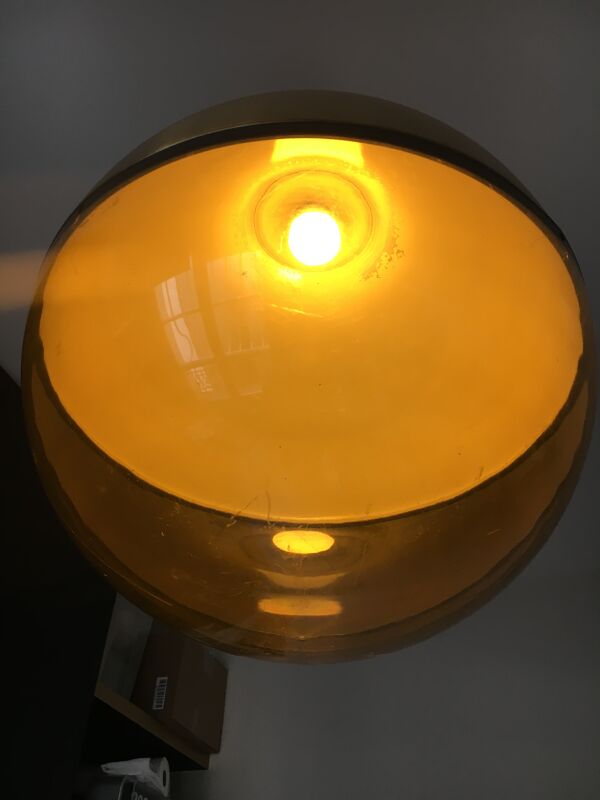 Suspension space age en forme de goutte