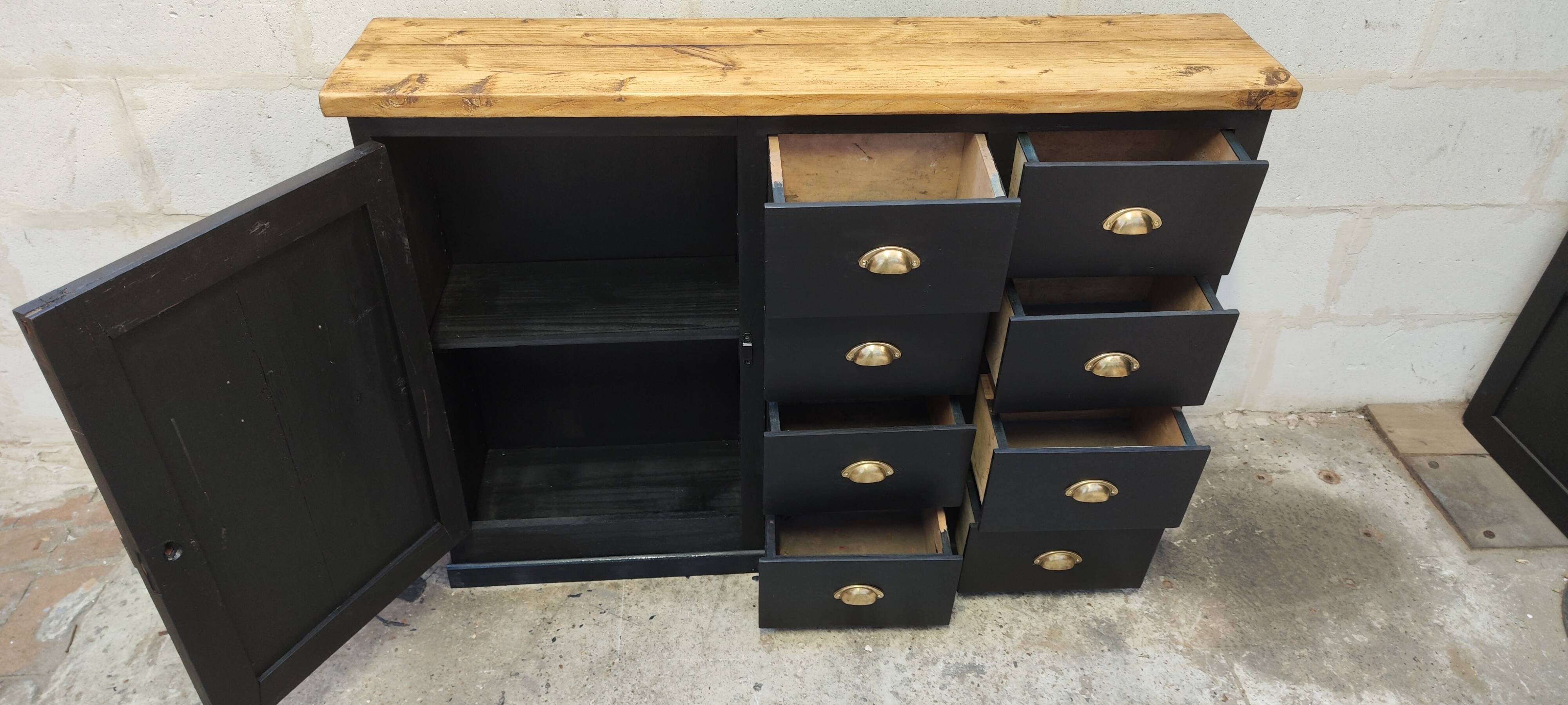 One-door workshop unit with eight black and gold drawers