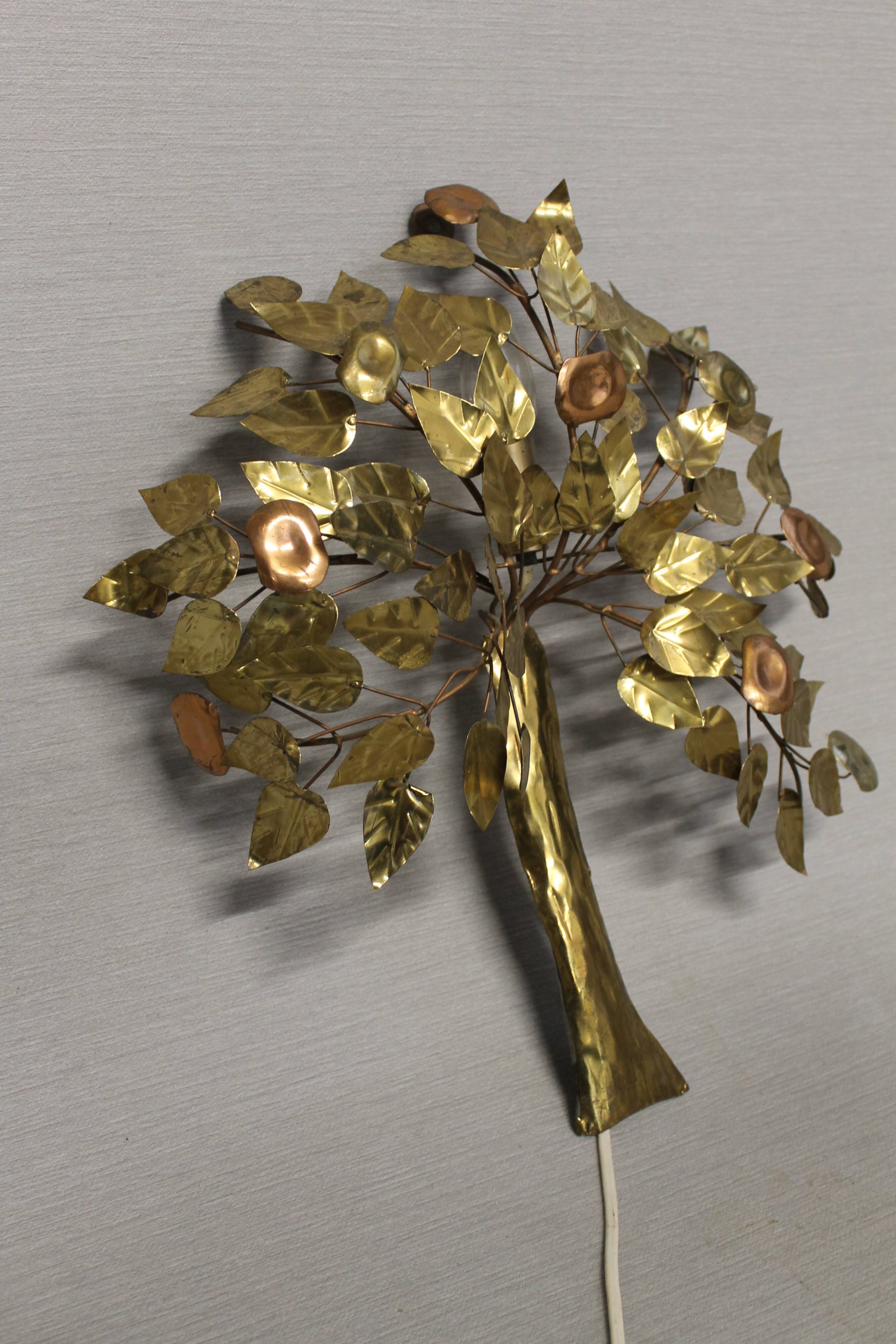 Metal tree-shaped wall applied
