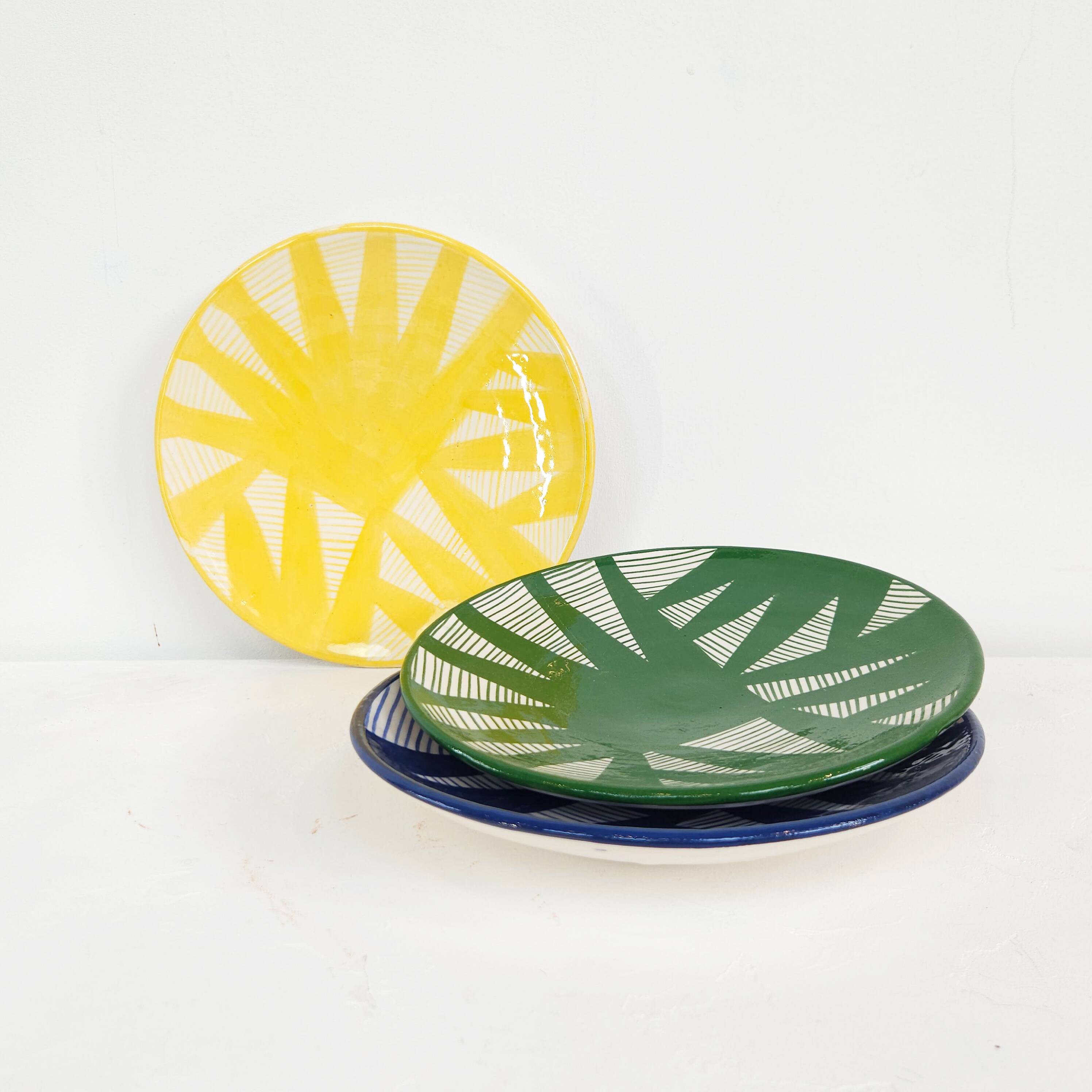 Medium plate - green palms