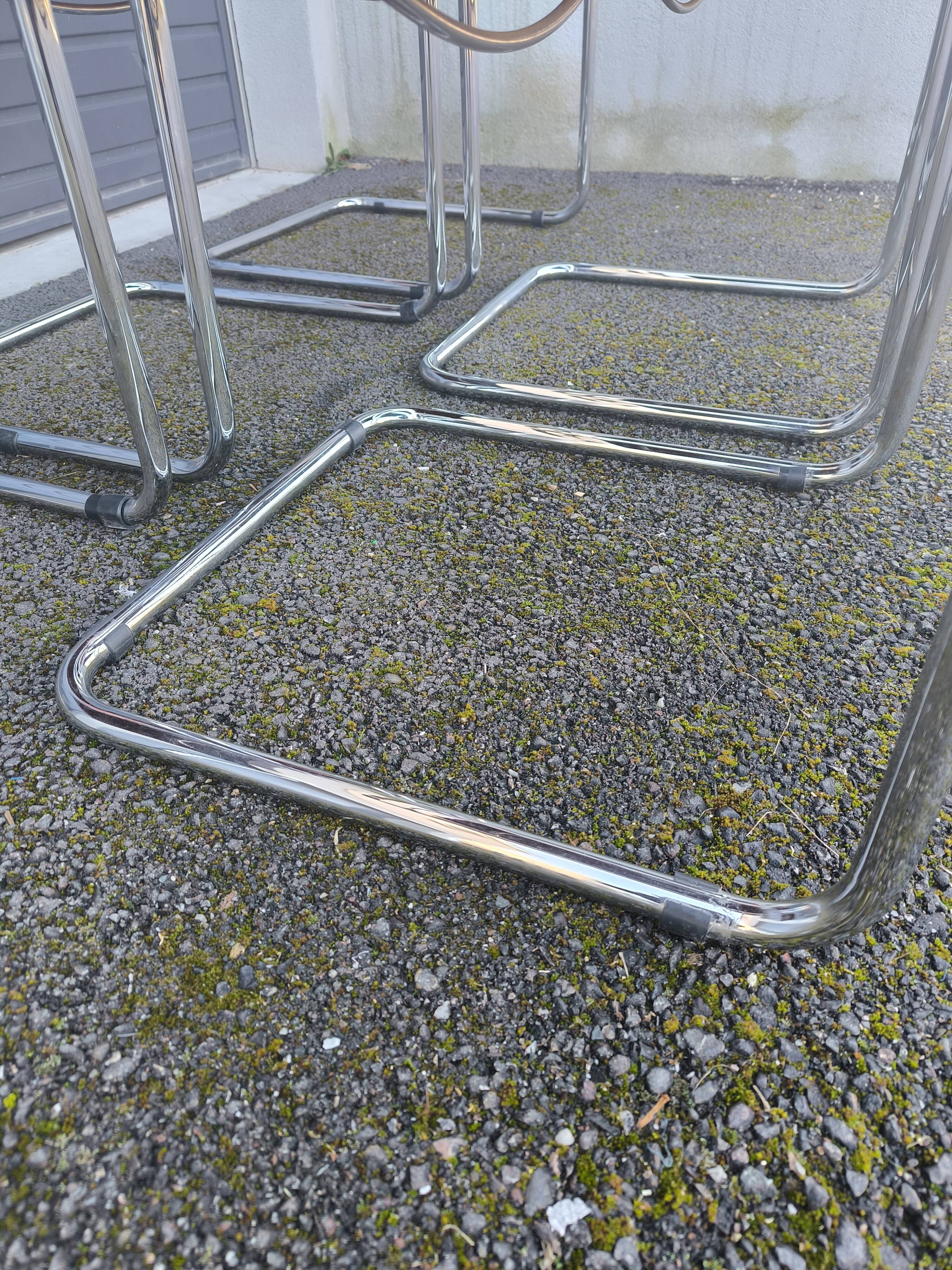 Cantilever chairs in the style of Matteo Grassi