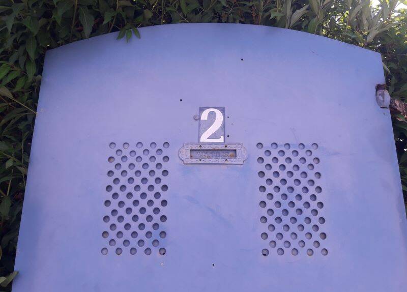 Porte portail H205xL103 ancienne en fer cintrée avec boite aux lettres