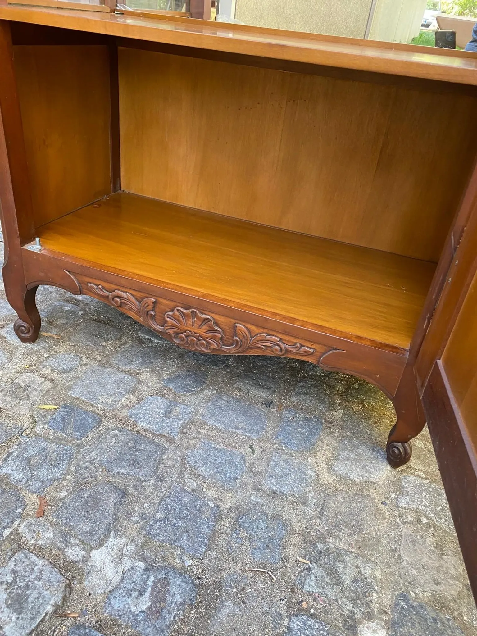 Louis XV style display cabinet in cherry wood with a mirrored back and glass shelves.