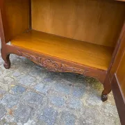 Louis XV style display cabinet in cherry wood with a mirrored back and glass shelves.