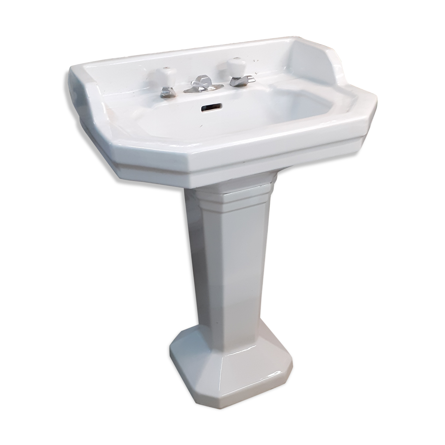 White sink