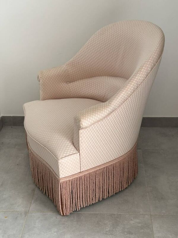 Fauteuil crapaud rose motifs et franges