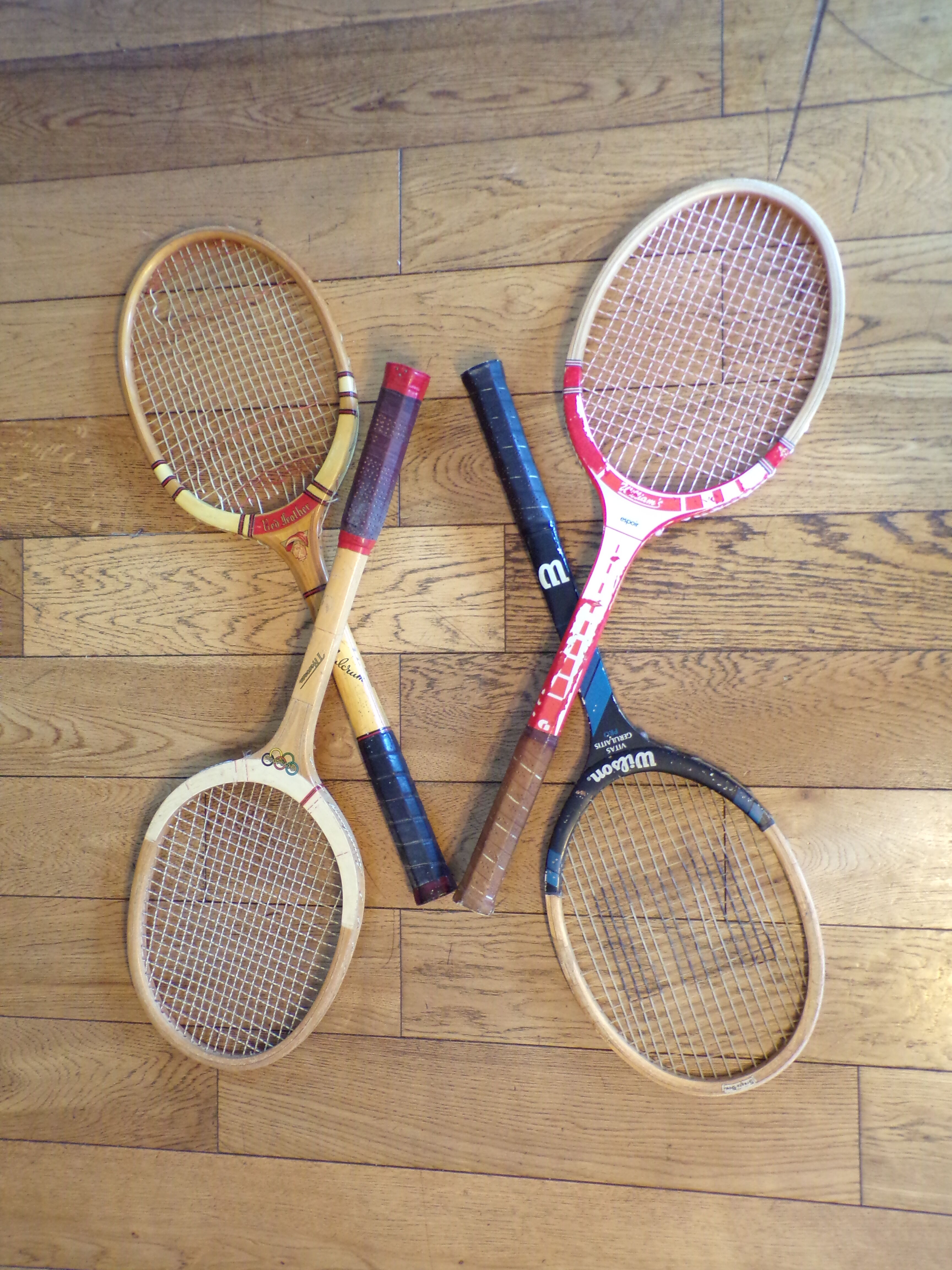 Set 4 vintage wooden tennis rackets