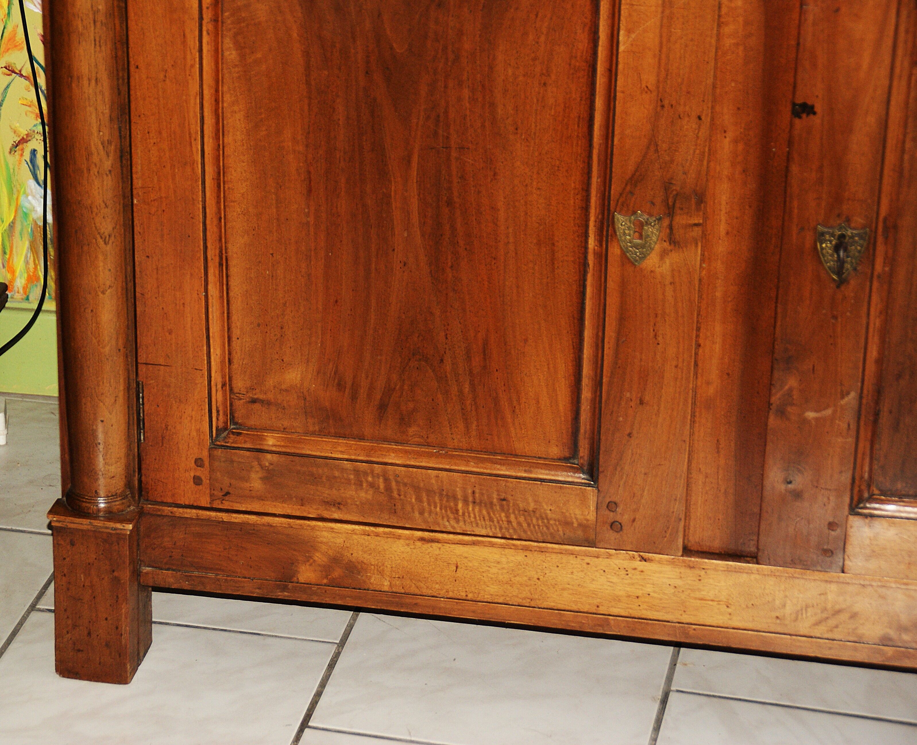 Sideboard with half-columns in walnut, Empire period.
