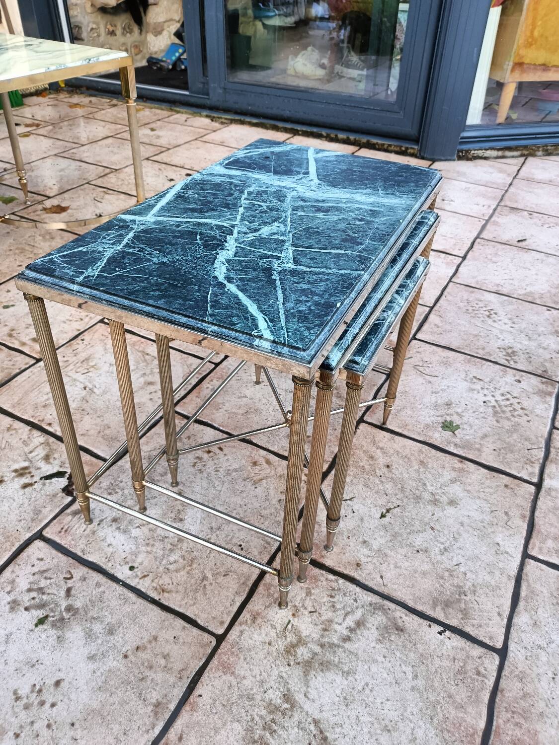 Table gigogne ancienne avec plateau marbre