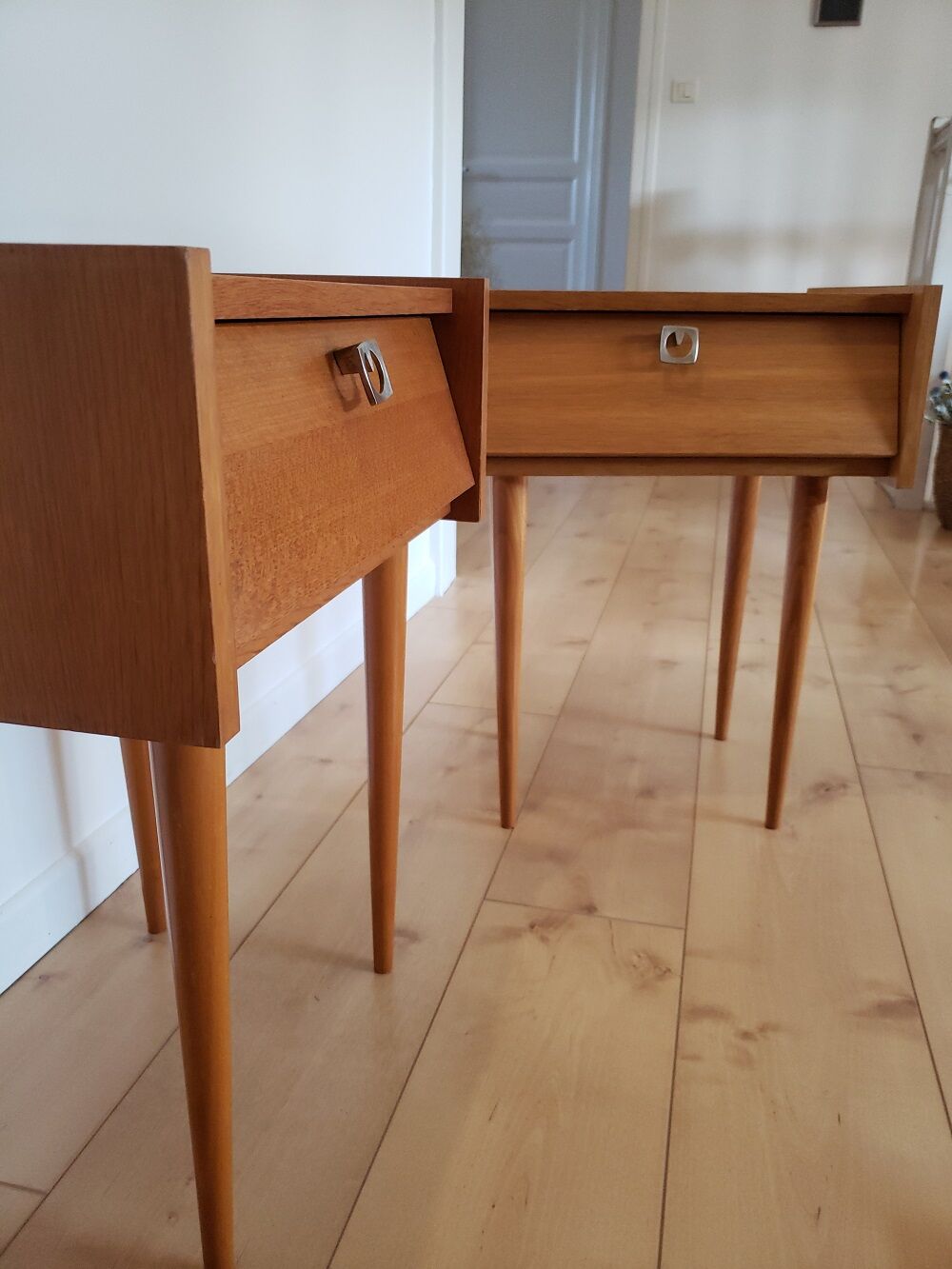 2 vintage bedsides