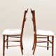 Paire de chaises volantes avec assise tapissée