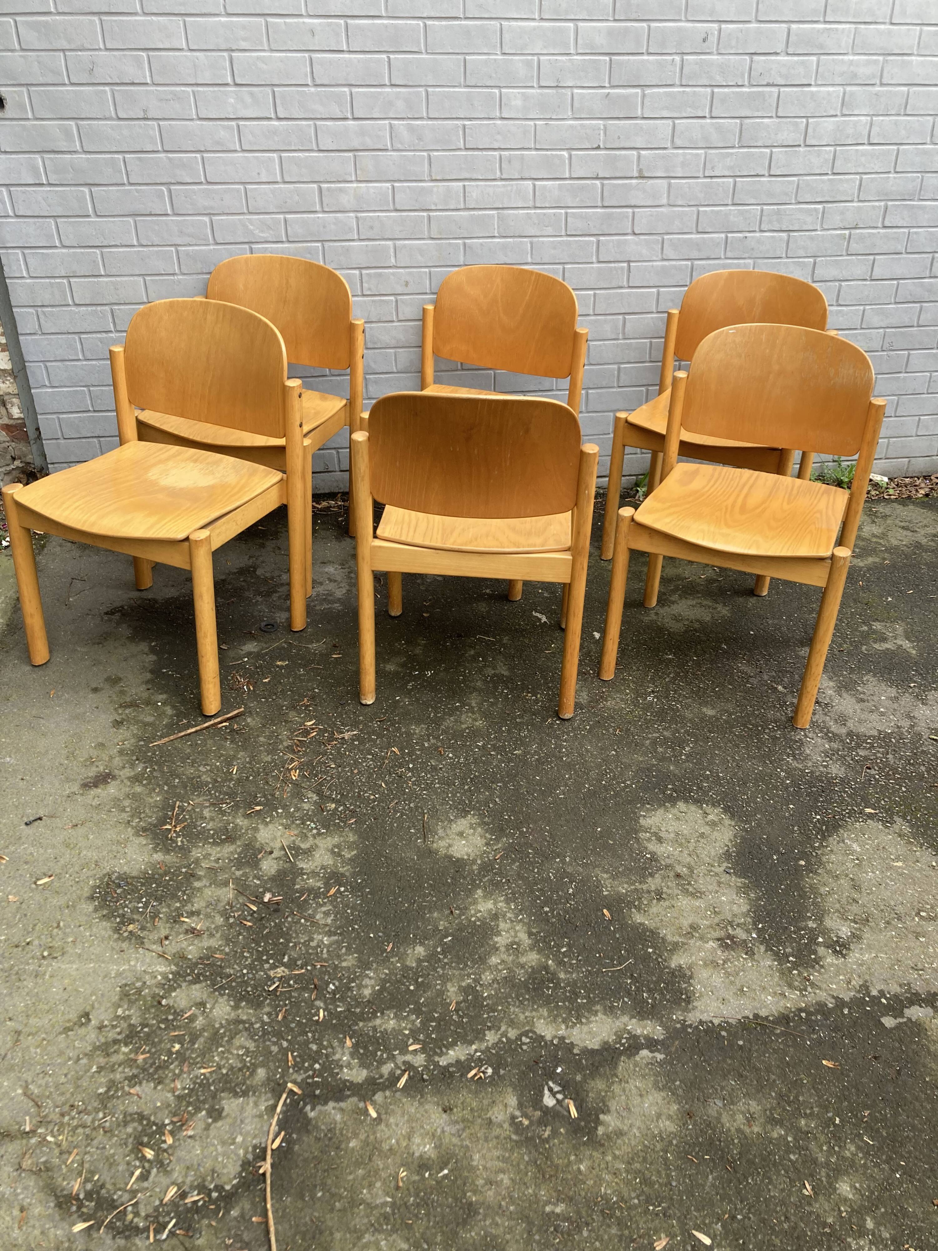Set of six style chairs