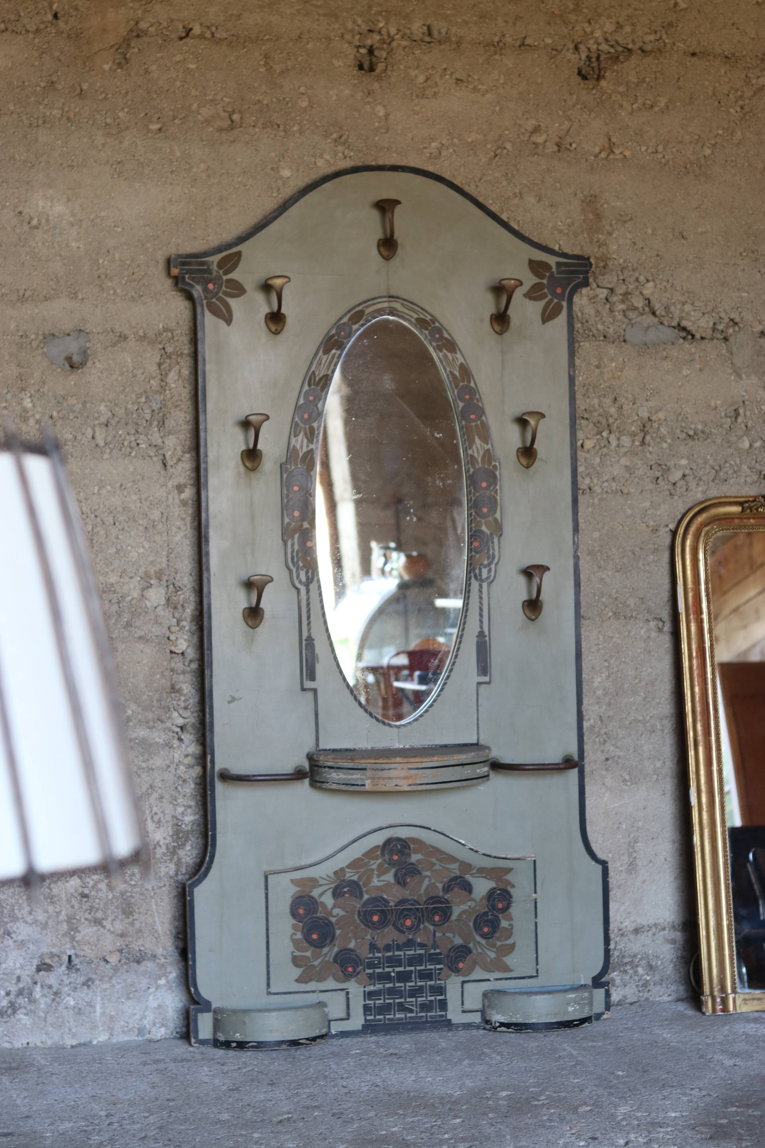 Grand vestiaire Art Deco en bois et laiton