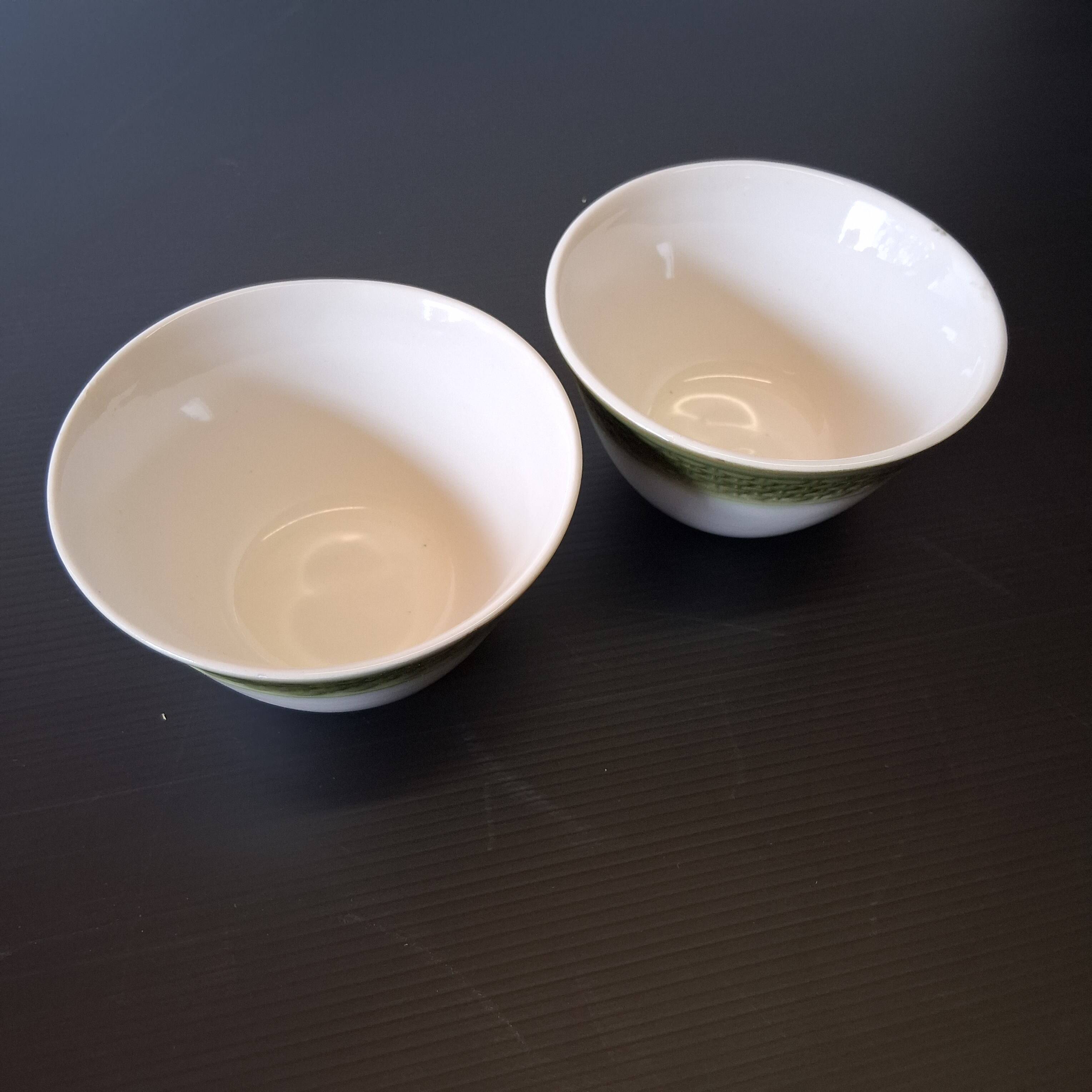 Very nice set of 6 asparagus plates and 2 ramekins in very good condition.