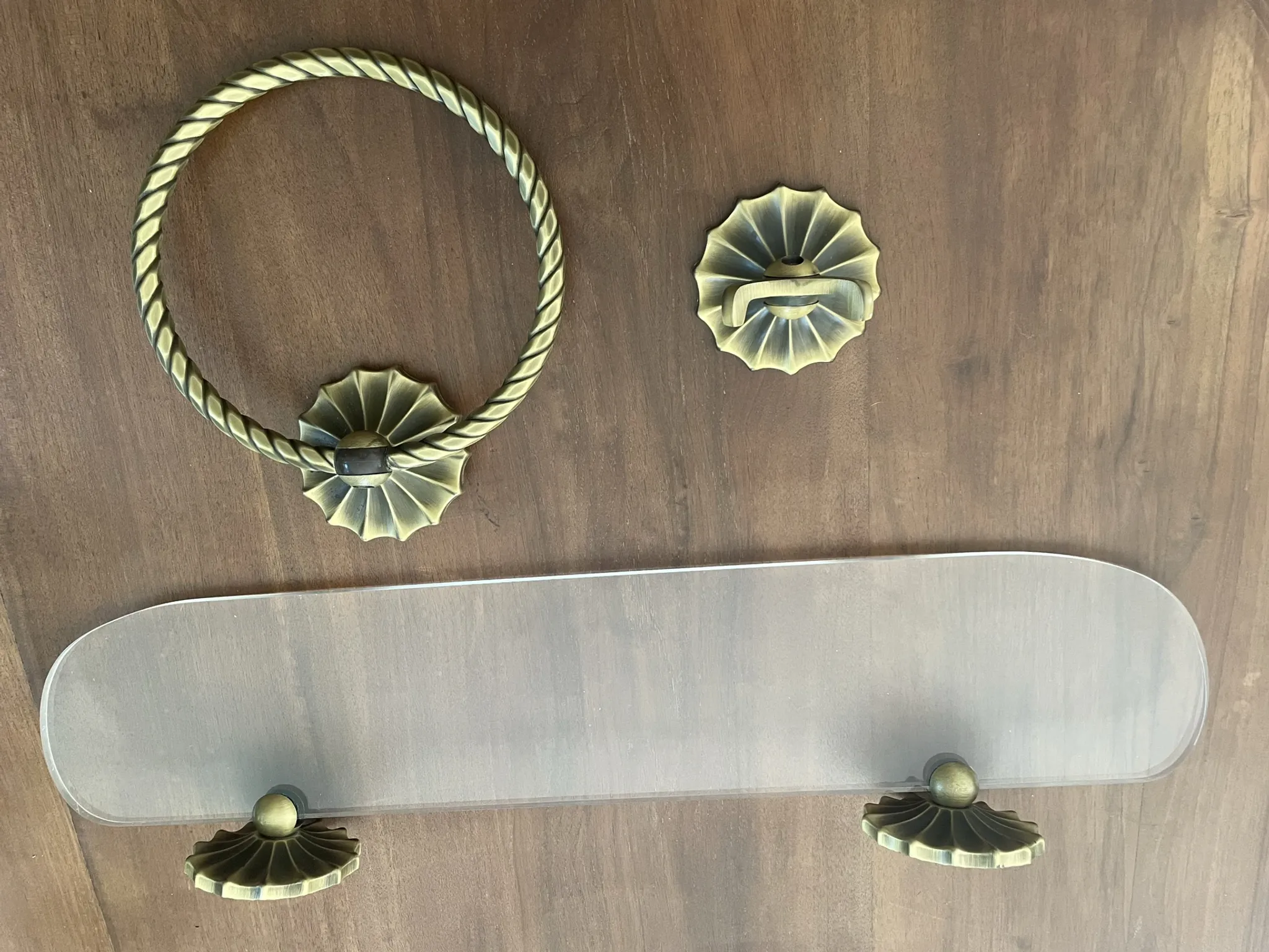 Étagère en lucite et laiton vintage avec ses patères