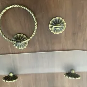 Étagère en lucite et laiton vintage avec ses patères