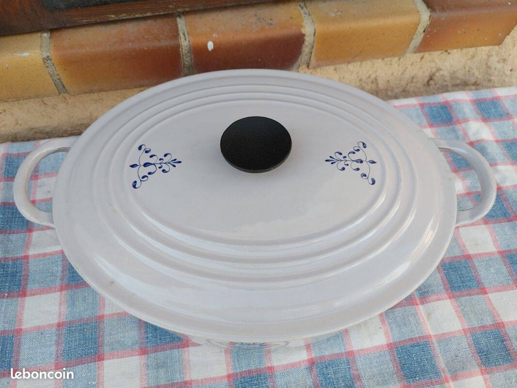 Le Creuset collection, old enamelled cast iron casserole, beautiful condition
