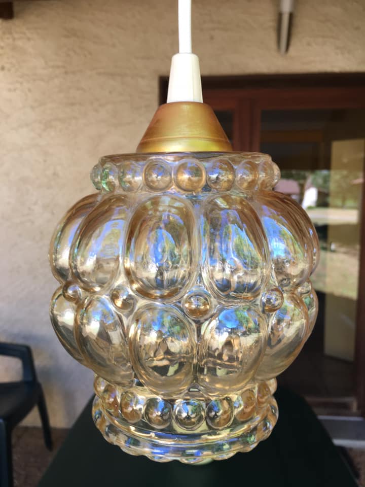 Suspension, amber molded glass globe