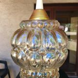 Suspension, globe en verre moulé de couleur ambre