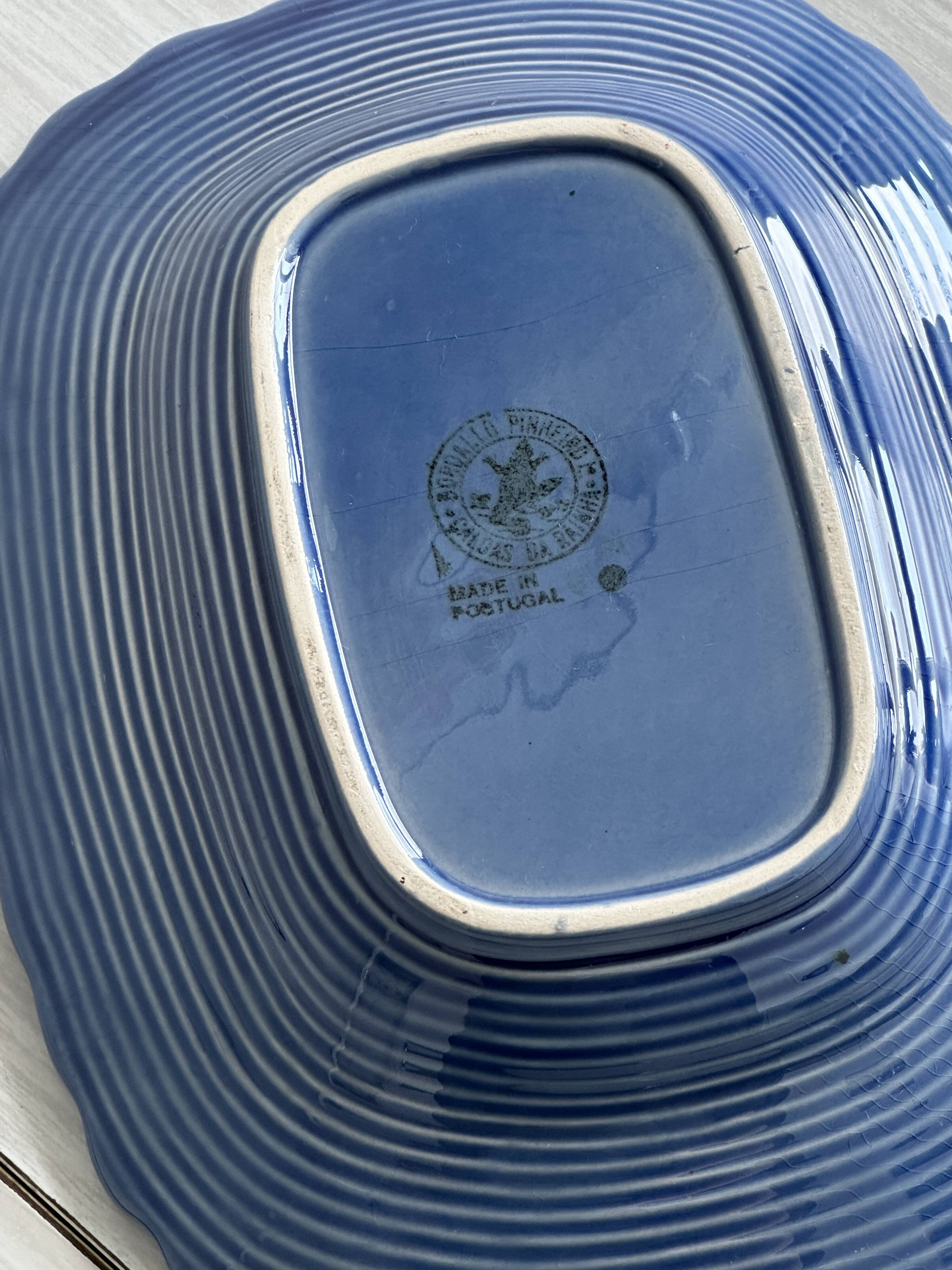 Plat en céramique bleu.