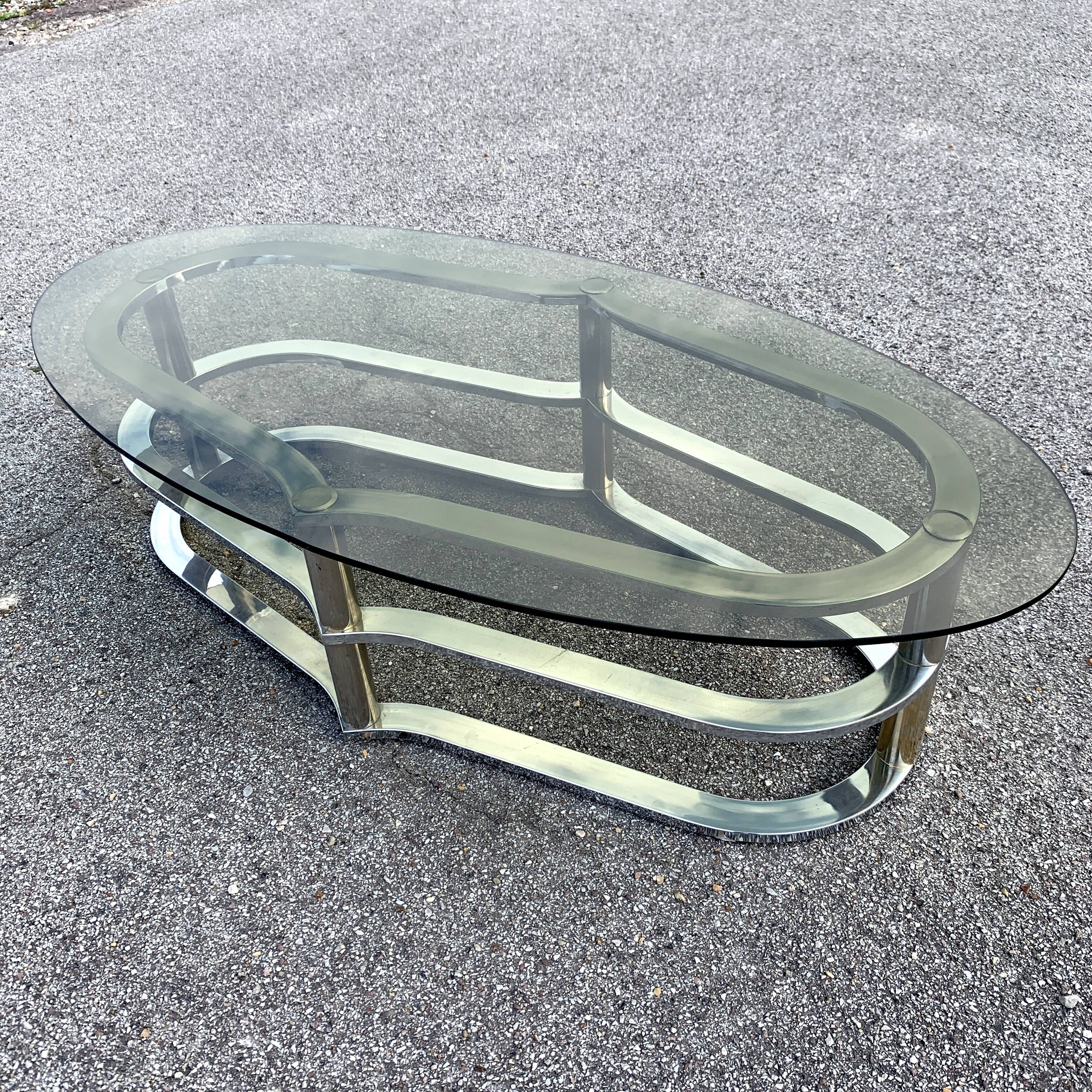 Table basse en acier chromé et verre fumé forme violon