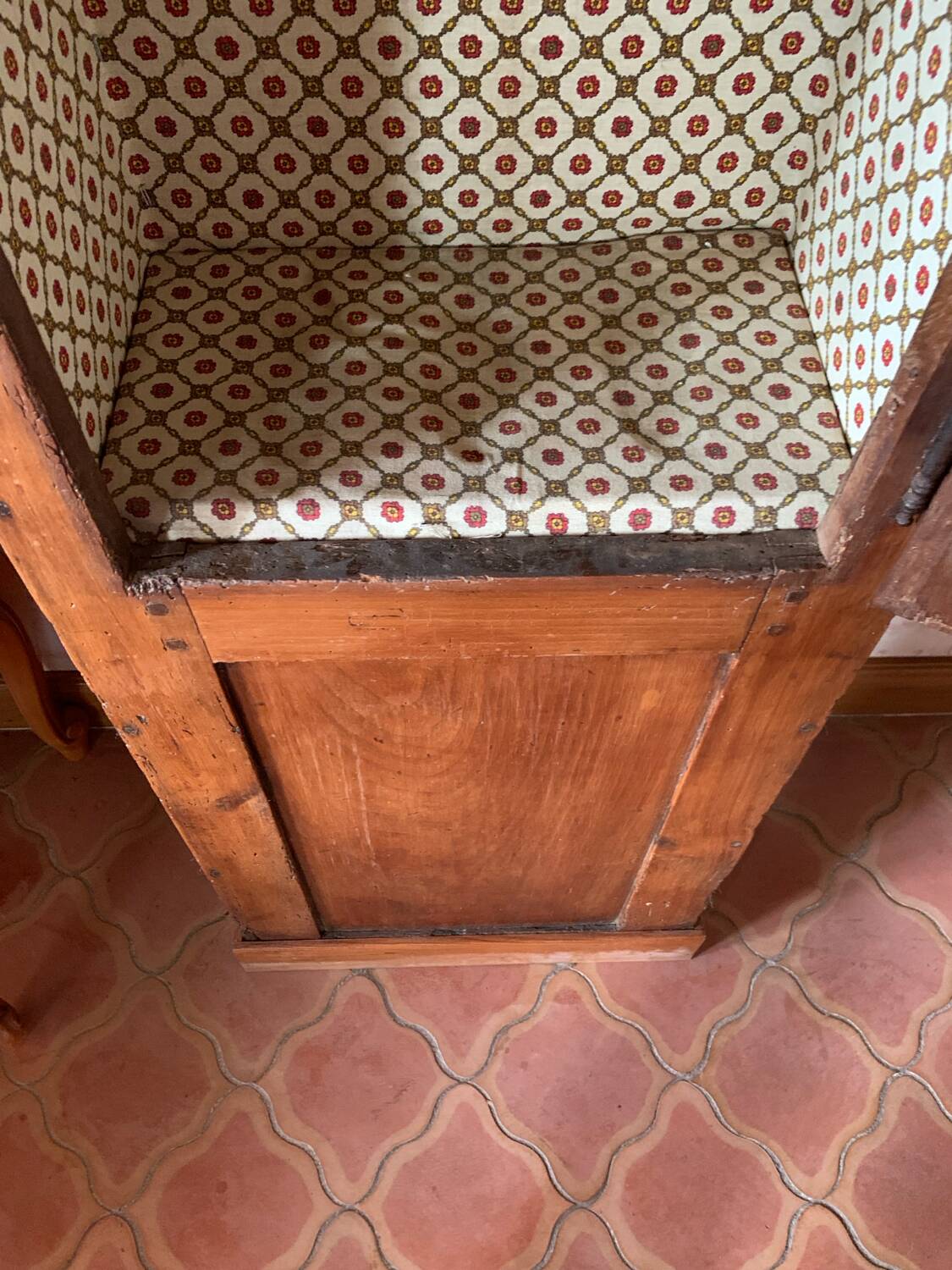 Antique solid wood display cabinet – narrow cabinet