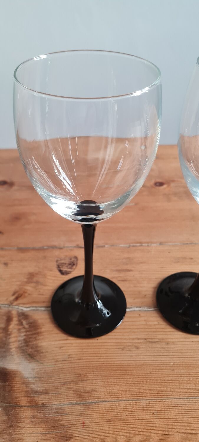 Set of 6 Luminarc wine glasses
