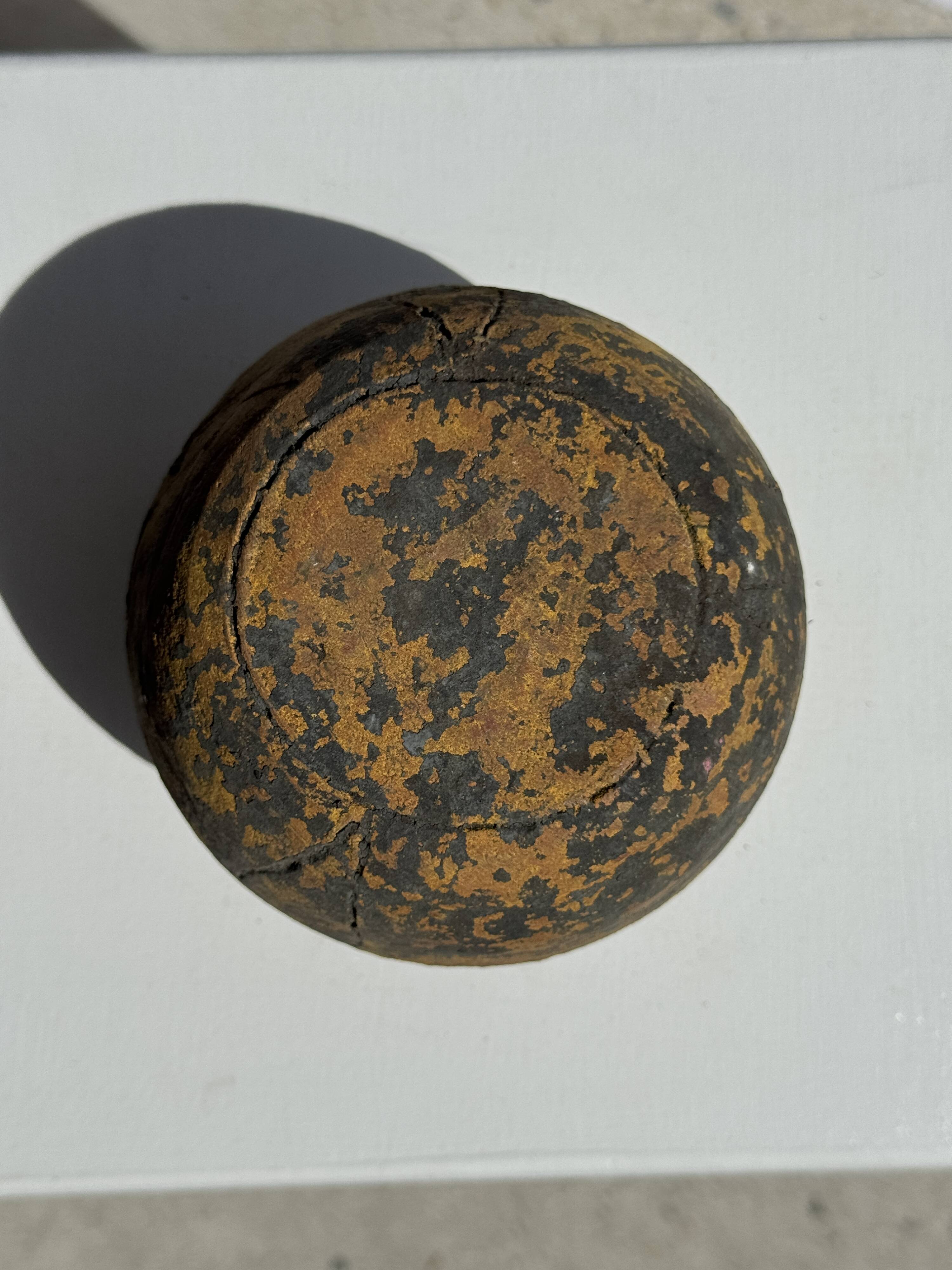 Small round ancient vase in engraved terracotta, Indonesian polychromy H10 D1