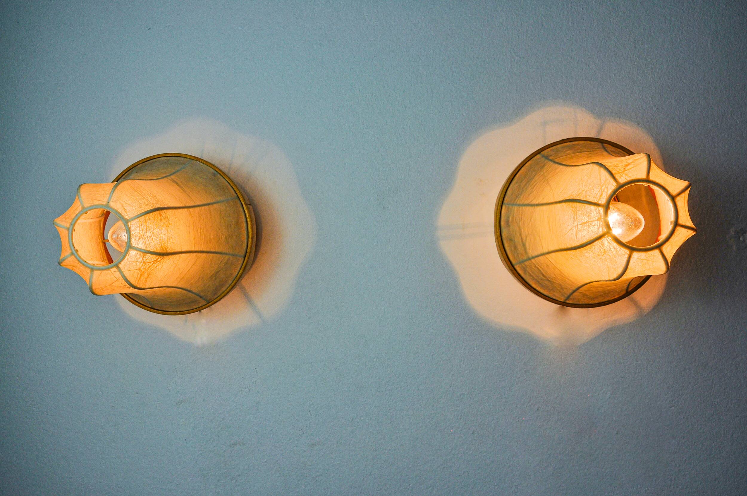 Pair of pear-shaped "cocoon" wall lights, resin and pine, Italy, 1970