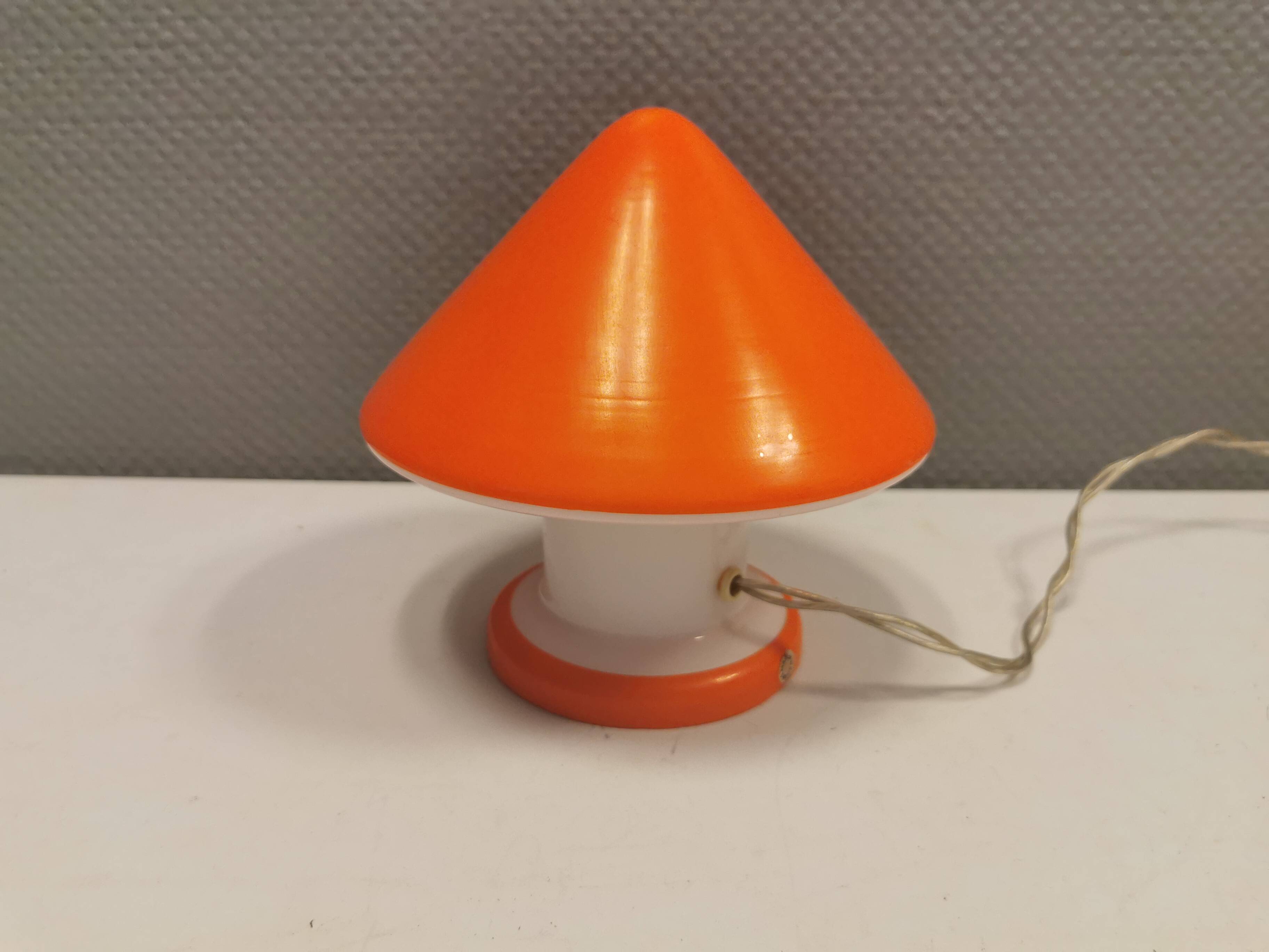 Beautiful Swedish mushroom-shaped table lamps in red and white glass. Estimated 1970s.