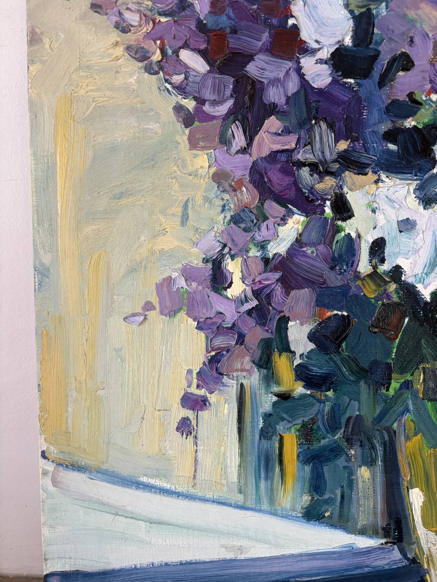 Violet bouquet at the window, oil on canvas signed Lilas Paumier.