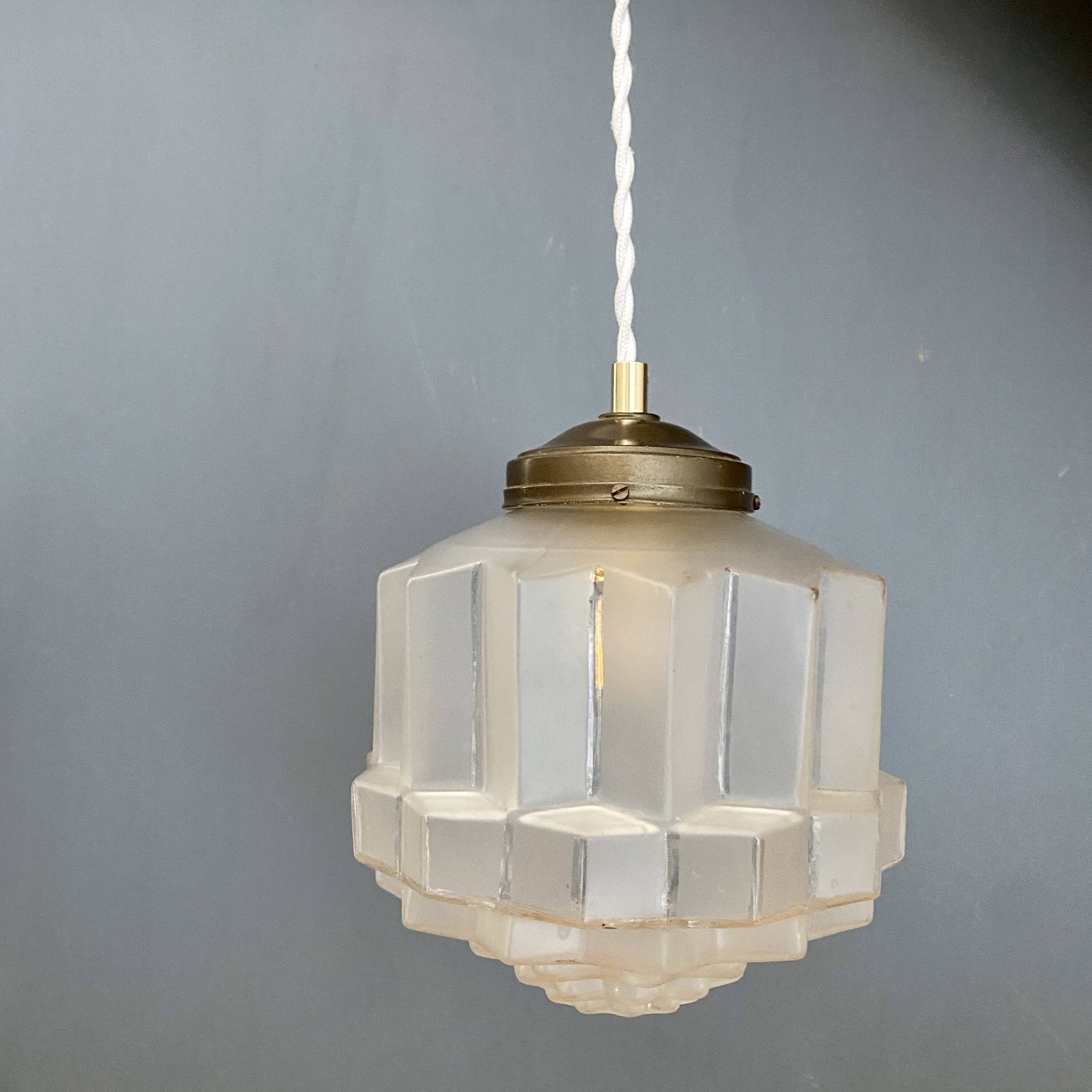 Suspension globe vintage building Art Déco en verre dépoli