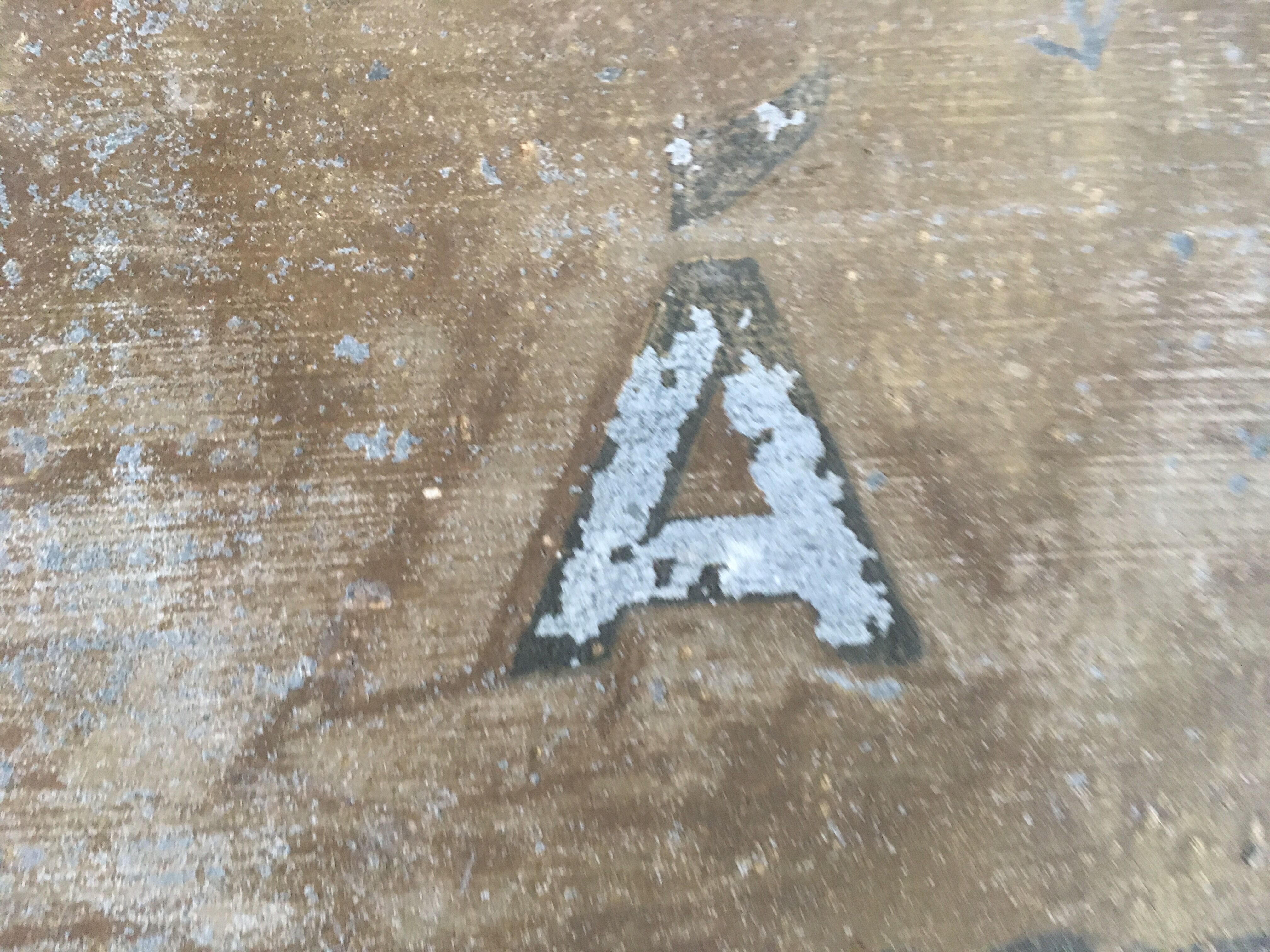 Plaque teaches A Rent in zinc 20s
