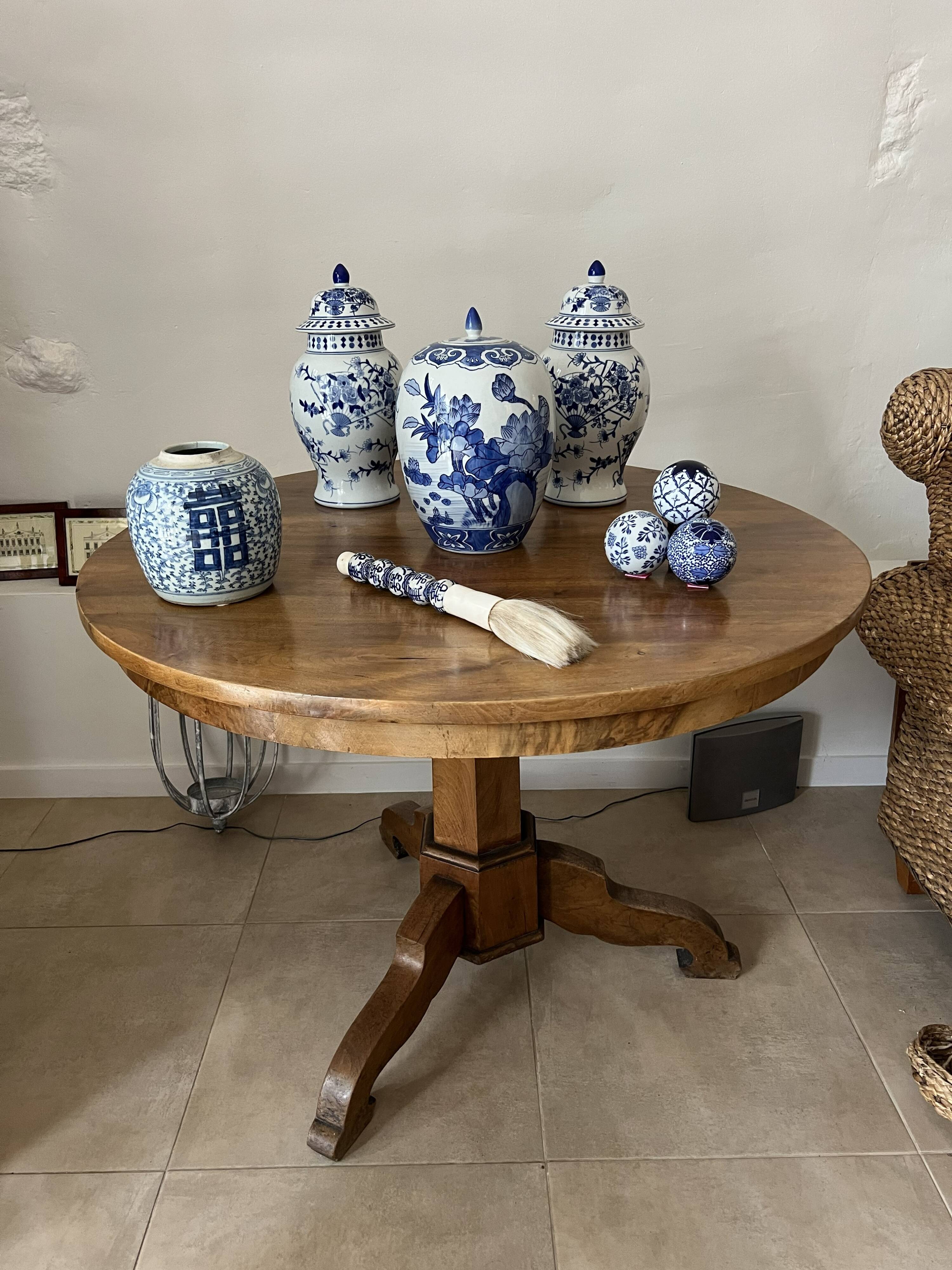 Very beautiful antique round table in solid walnut – central leg.