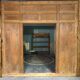 Ancienne porte en bois avec son encadrement