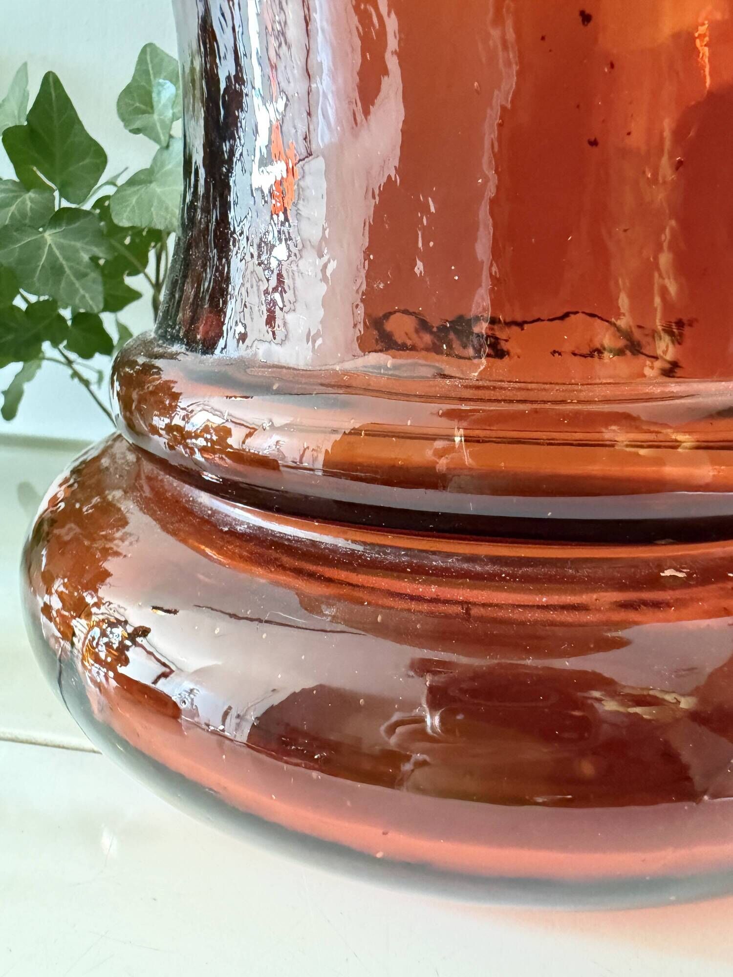 Vase en verre ambré avec un motif en relief