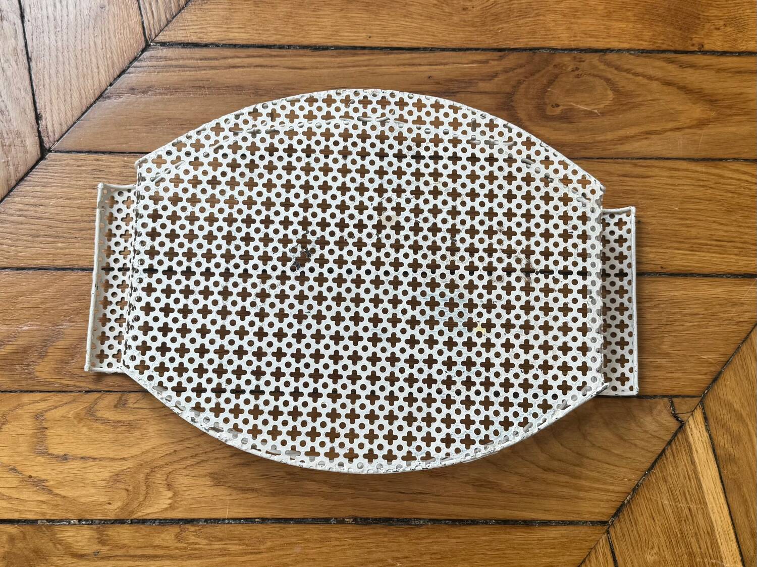 Plateau oval en métal perforé