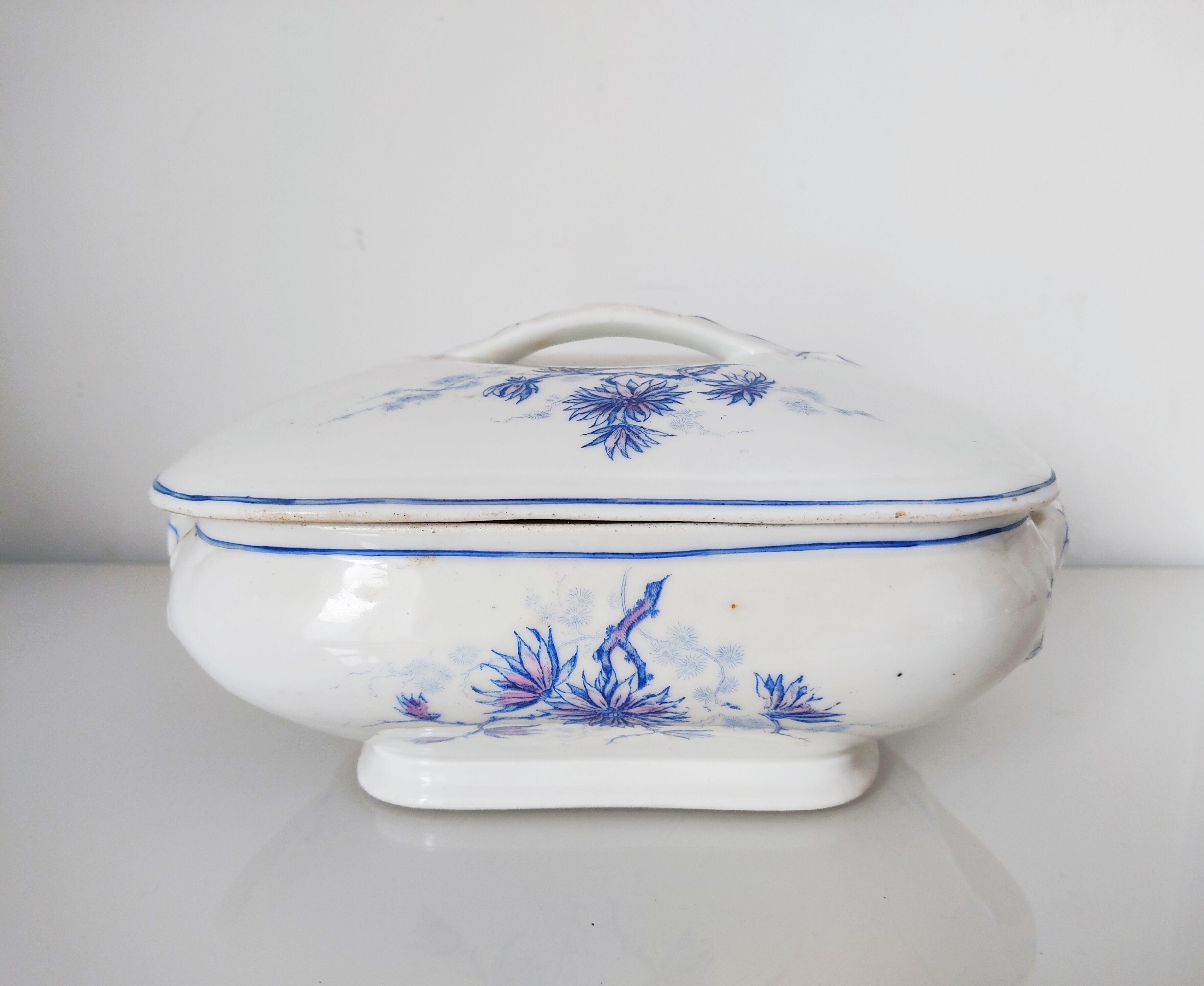 Dish with porcelain lid decoration blue flowers