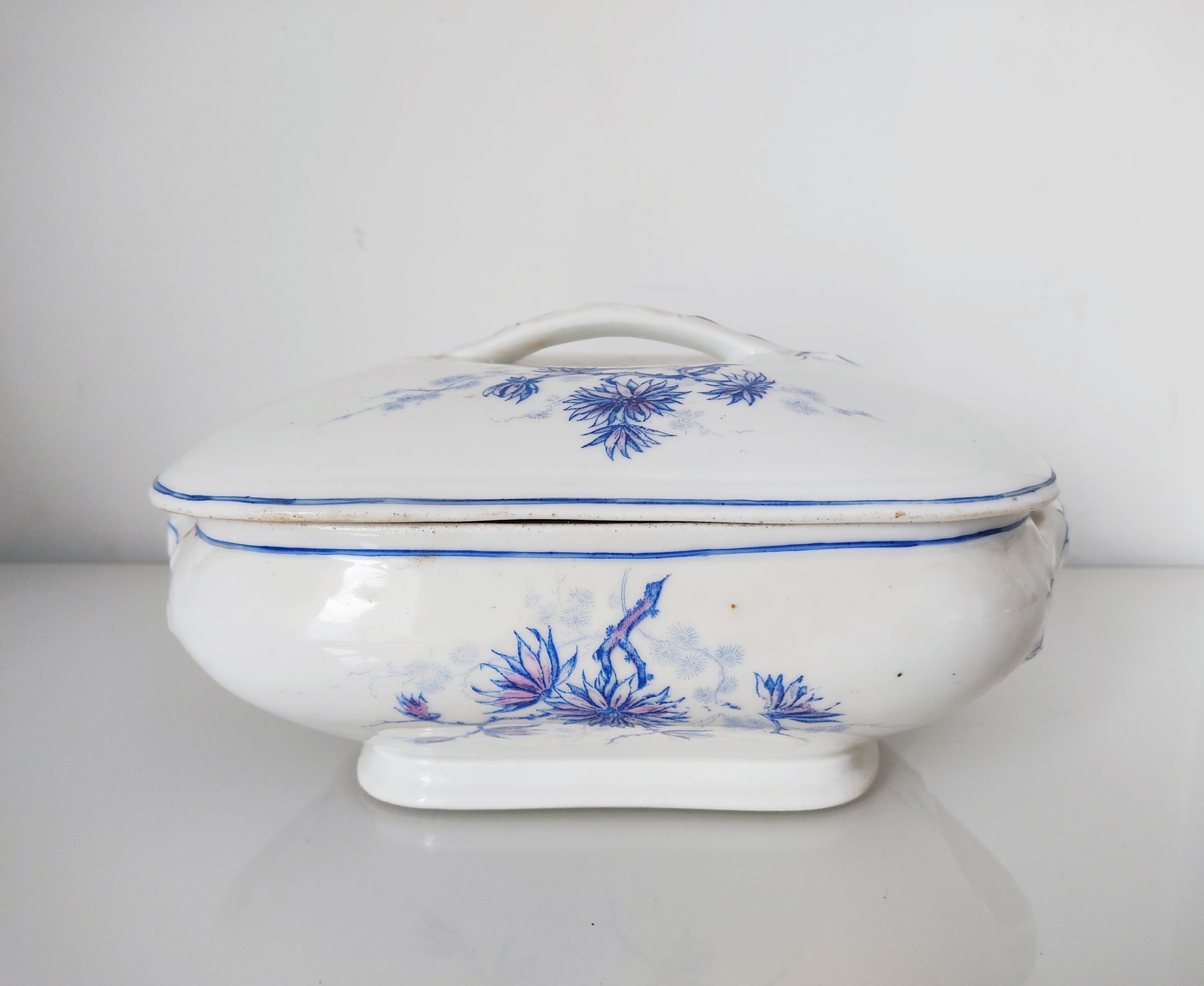 Dish with porcelain lid decoration blue flowers