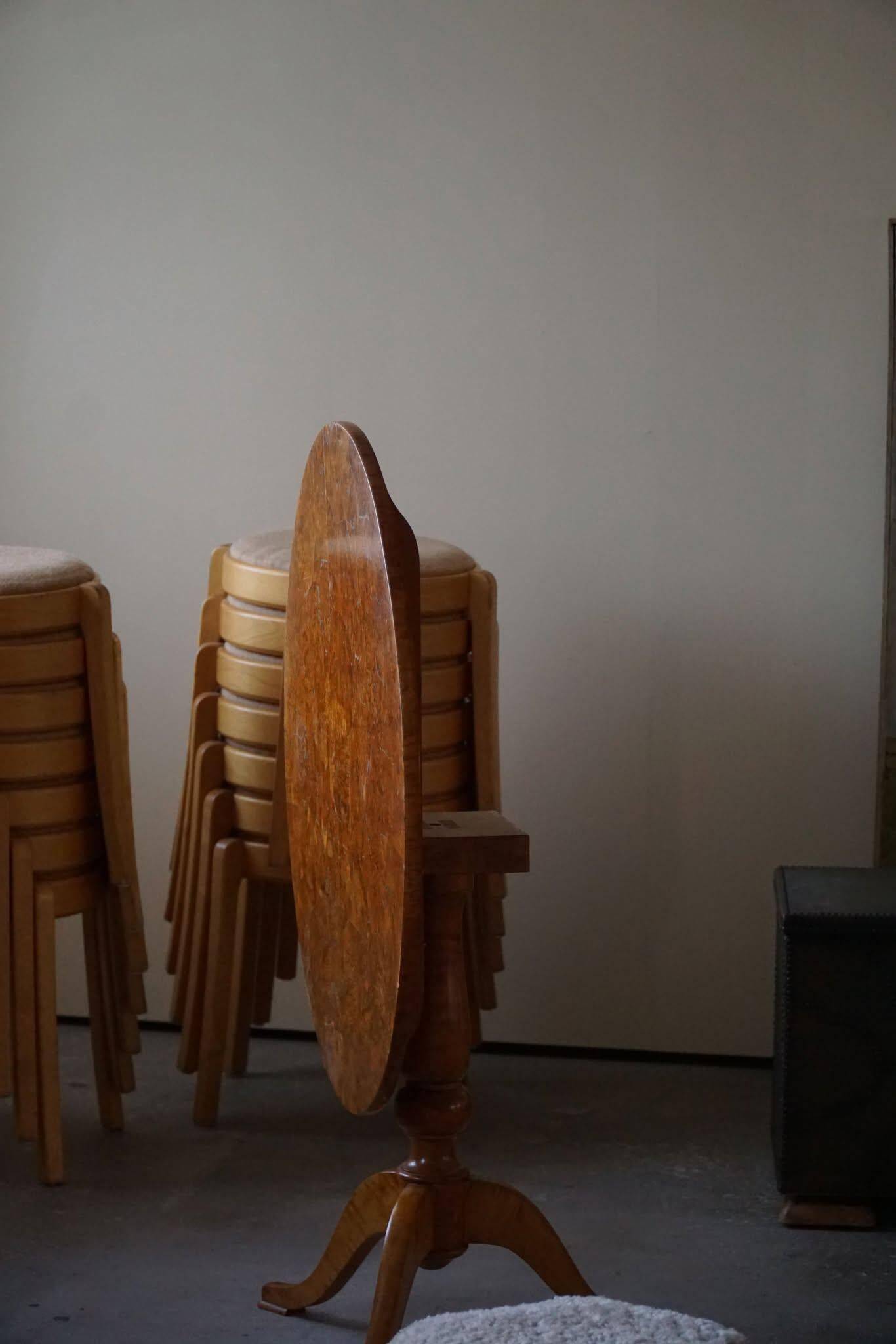 Antique Swedish round folding table in burl wood, early 19th century.