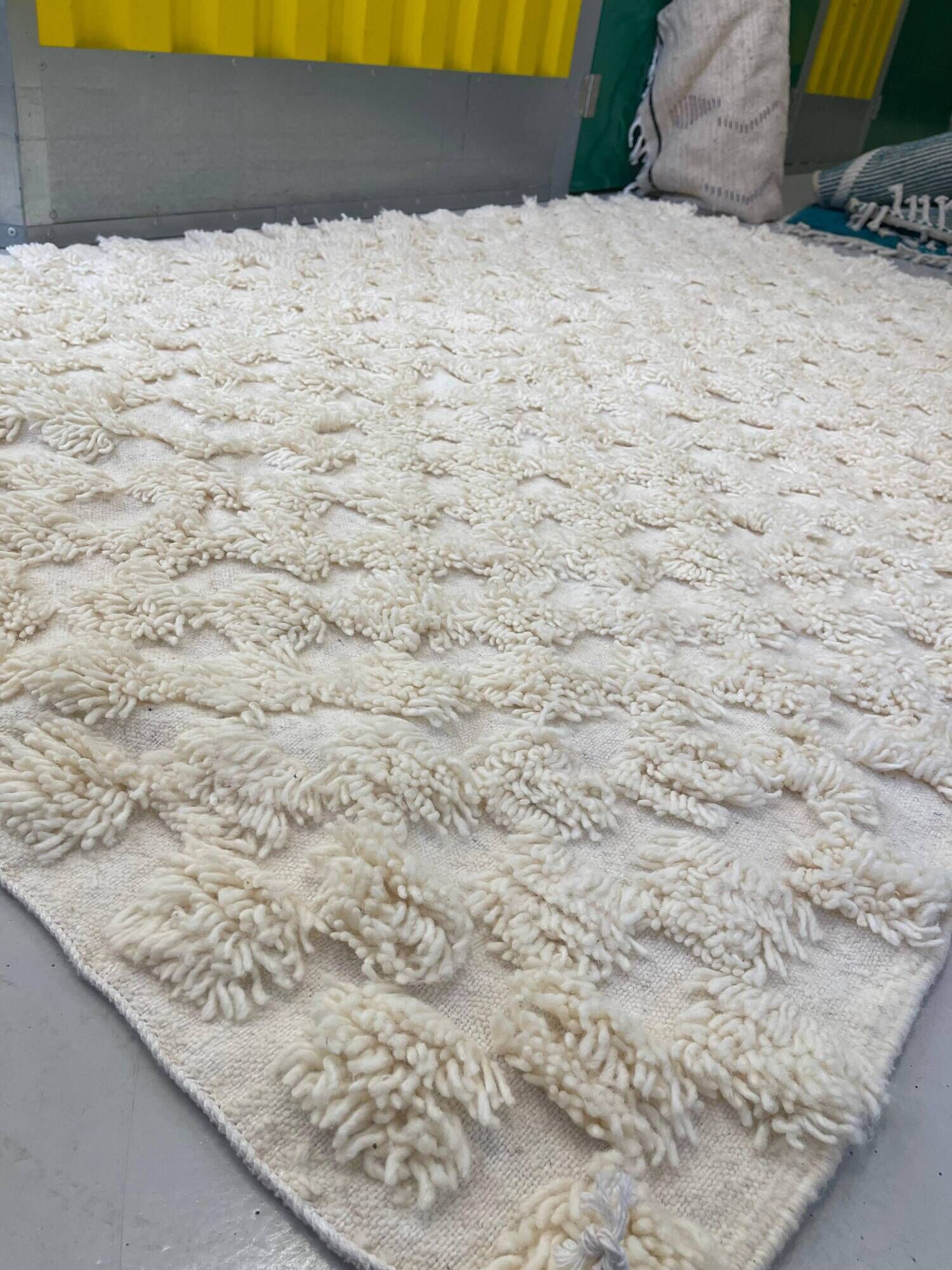 Ecru Berber rug with wool tufts and relief patterns – 250 × 152 cm