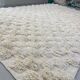 Ecru Berber rug with wool tufts and relief patterns – 250 × 152 cm
